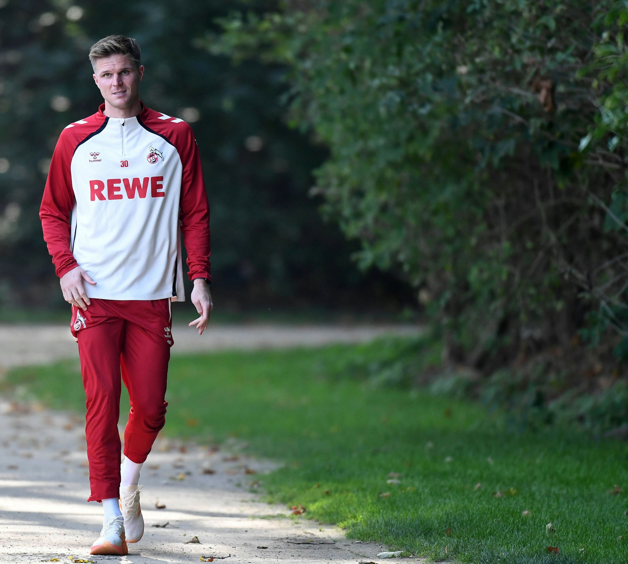 Abseits des Trainingsplatzes am Geißbockheim in Laufschuhen unterwegs: FC-Topscorer Marius Bülter.