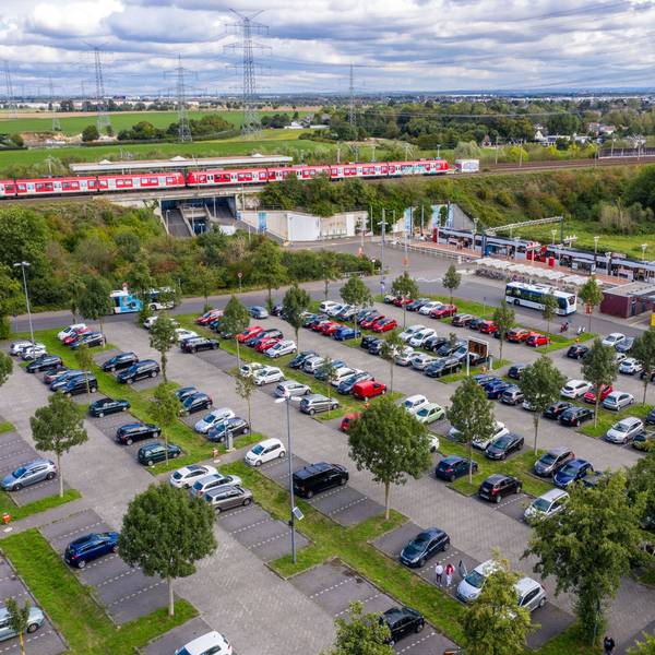 P+R-Anlage Weiden West Pendler Mobilität Anbindung Parkplatz Bus Strassenbahn Zug Köln Luftbild Drohnenfoto 29.08.2020 Foto: Uwe Weiser