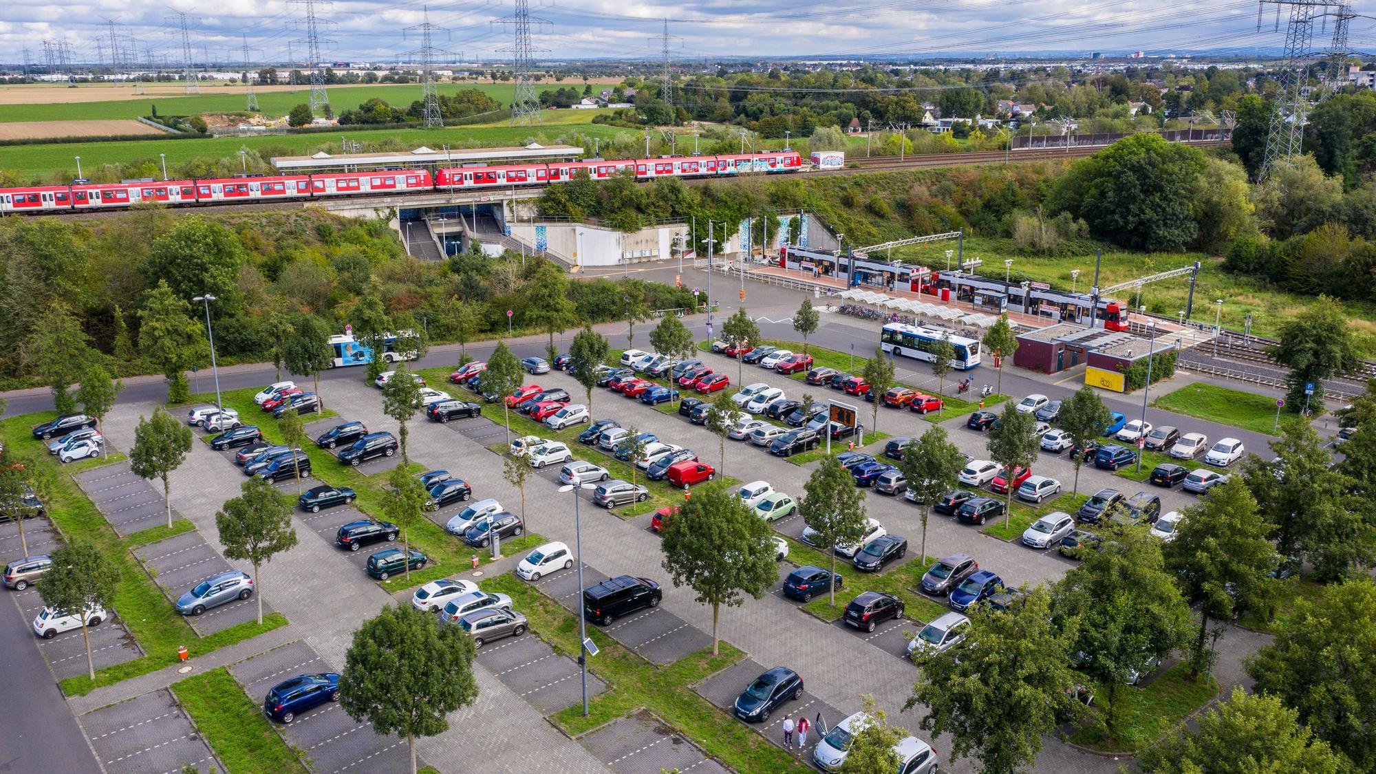 P+R-Anlage Weiden West Pendler Mobilität Anbindung Parkplatz Bus Strassenbahn Zug Köln Luftbild Drohnenfoto 29.08.2020 Foto: Uwe Weiser