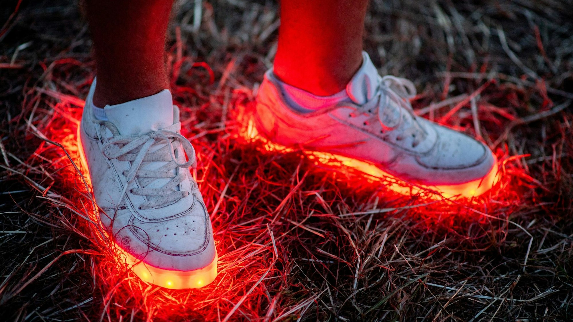 Alarmstufe Rot: Wenn Schuhe anfangen zu müffeln, helfen ein paar einfache Tricks. Aber auch schon vorher kann man etwas gegen unangenehmen Schuhgeruch tun.