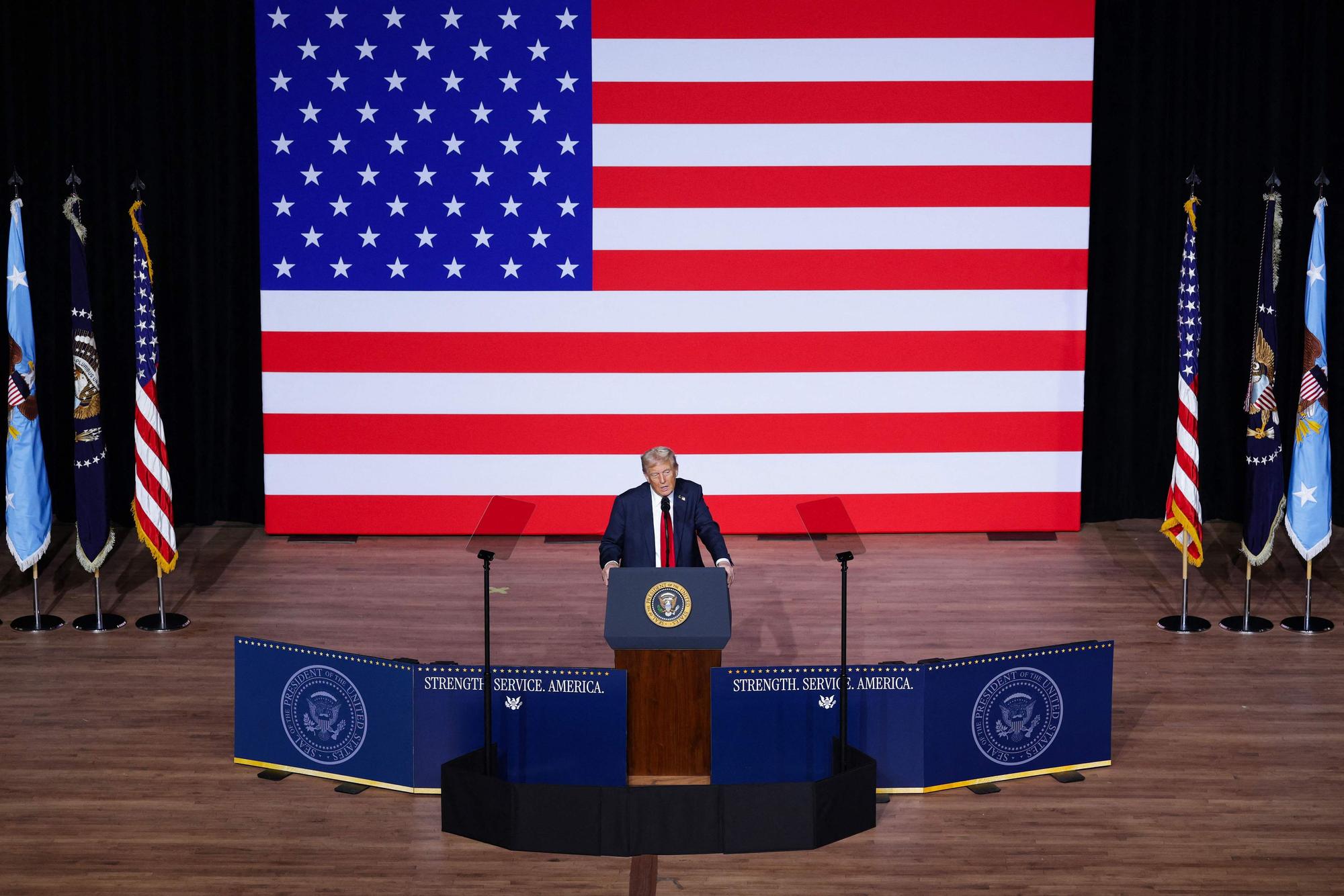US-Präsident Donald Trump spricht zur Versammlung der hochrangigen Generäle.