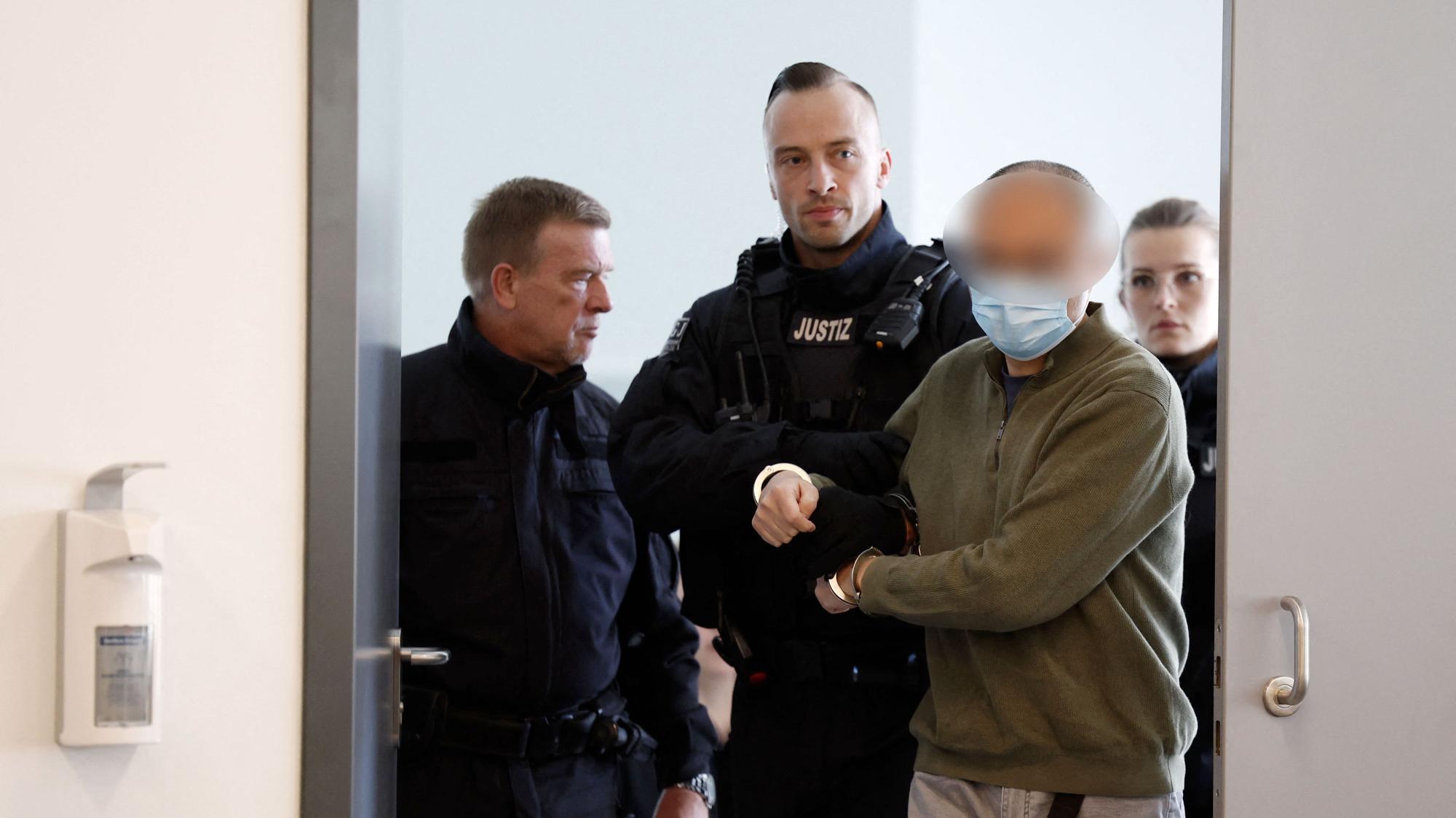 Jian G. am 30.09.2025 im Oberlandesgericht Dresden: Der ehemalige Krah-Mitarbeiter wurde wegen Spionage für China verurteilt.