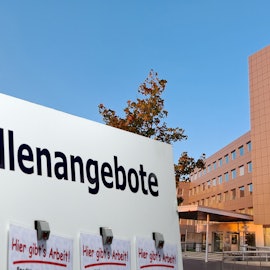 Vor dem Kreishaus in Bergisch Gladbach-Heidkamp steht ein Schild mit der Aufschrift „Stellenangebote“.