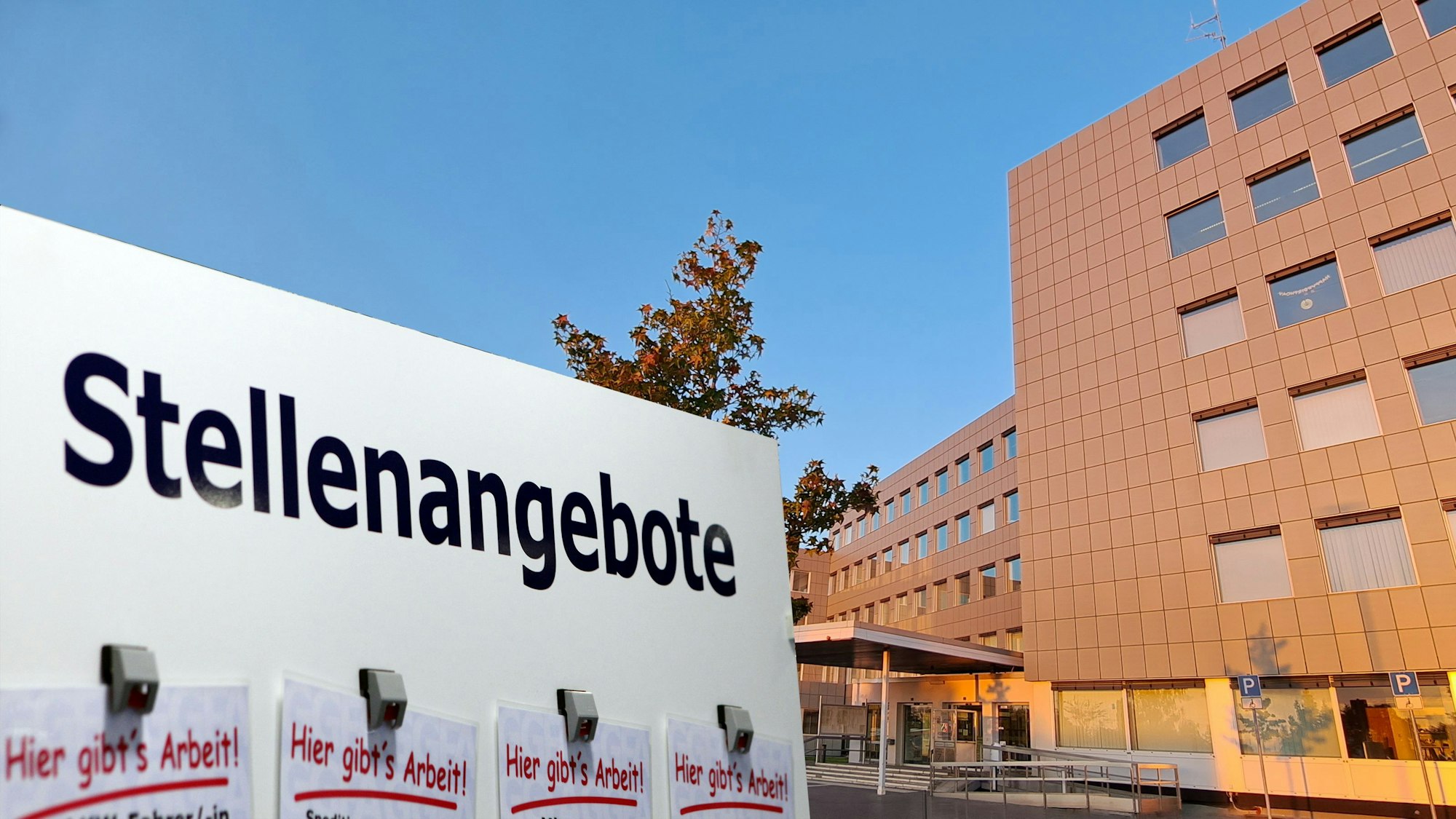 Vor dem Kreishaus in Bergisch Gladbach-Heidkamp steht ein Schild mit der Aufschrift „Stellenangebote“.