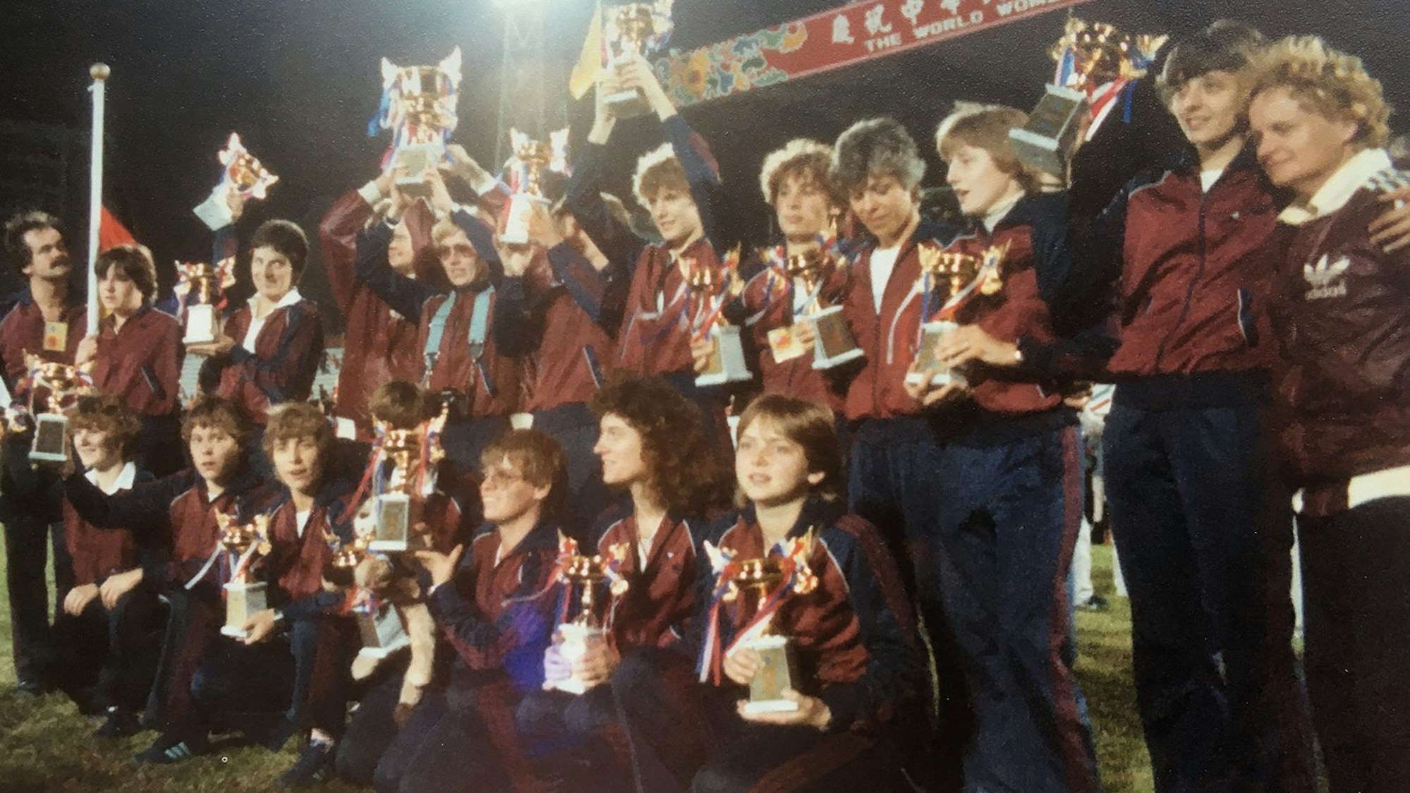 Nach dem Sieg im letzten Spiel der inoffiziellen Frauenfußball-Weltmeisterschaft im Oktober 1981 in Taipeh feiern die Spielerinnen der SSG 09 Bergisch Gladbach ihren Titelgewinn.