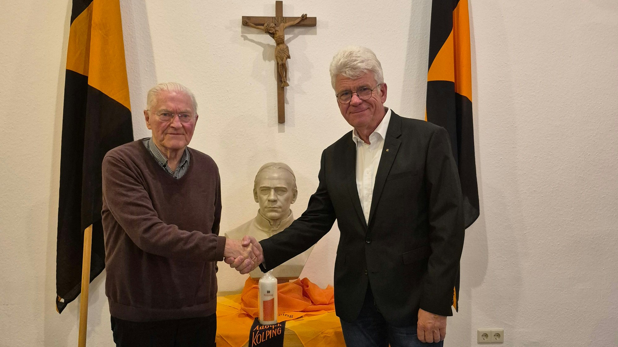 Zwei Männer geben sich die Hand.