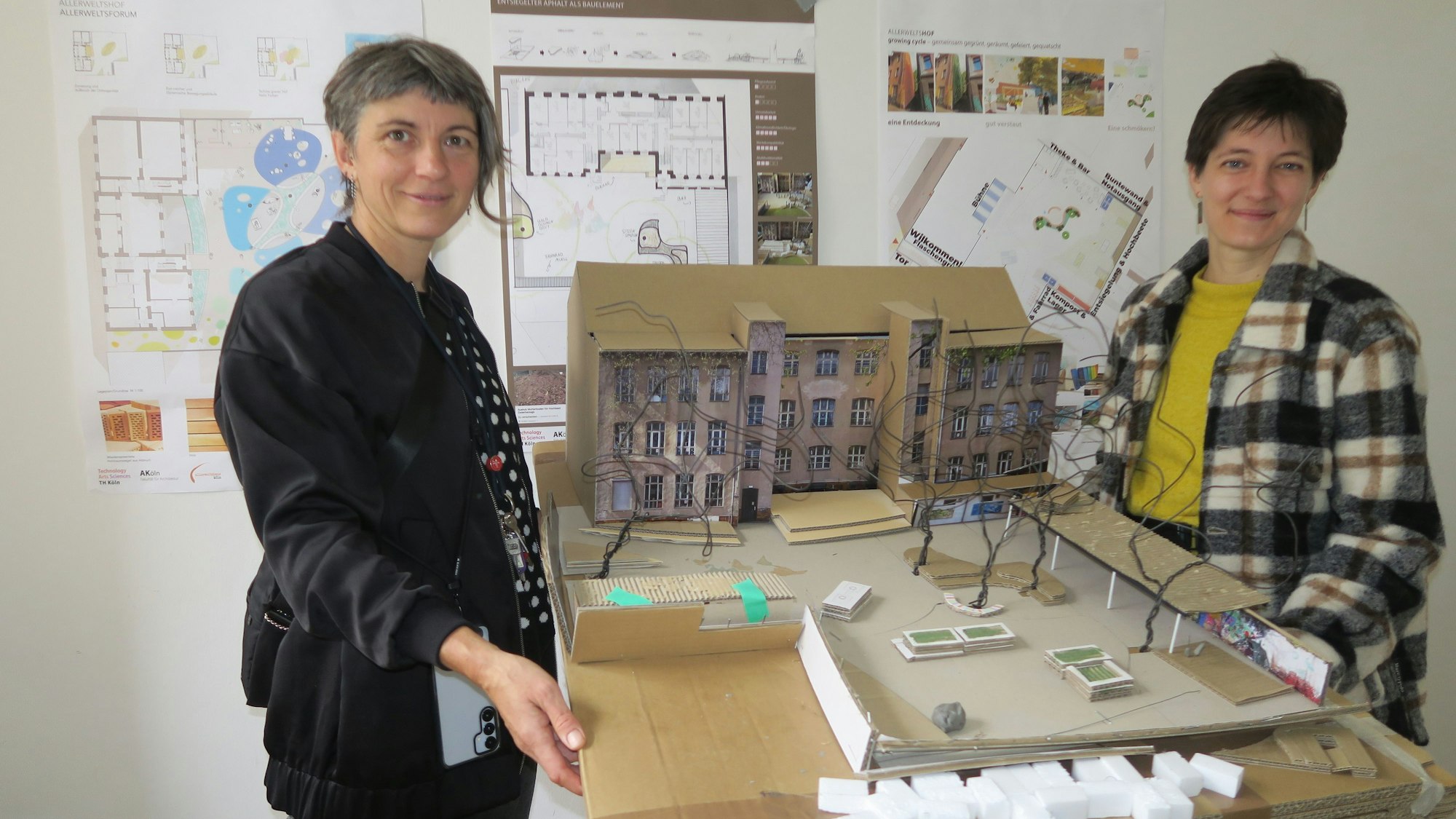 Zwei Frauen zeigen das Modell des Allerweltshauses samt Schulhof, das Architektur-Studenten gebaut haben.