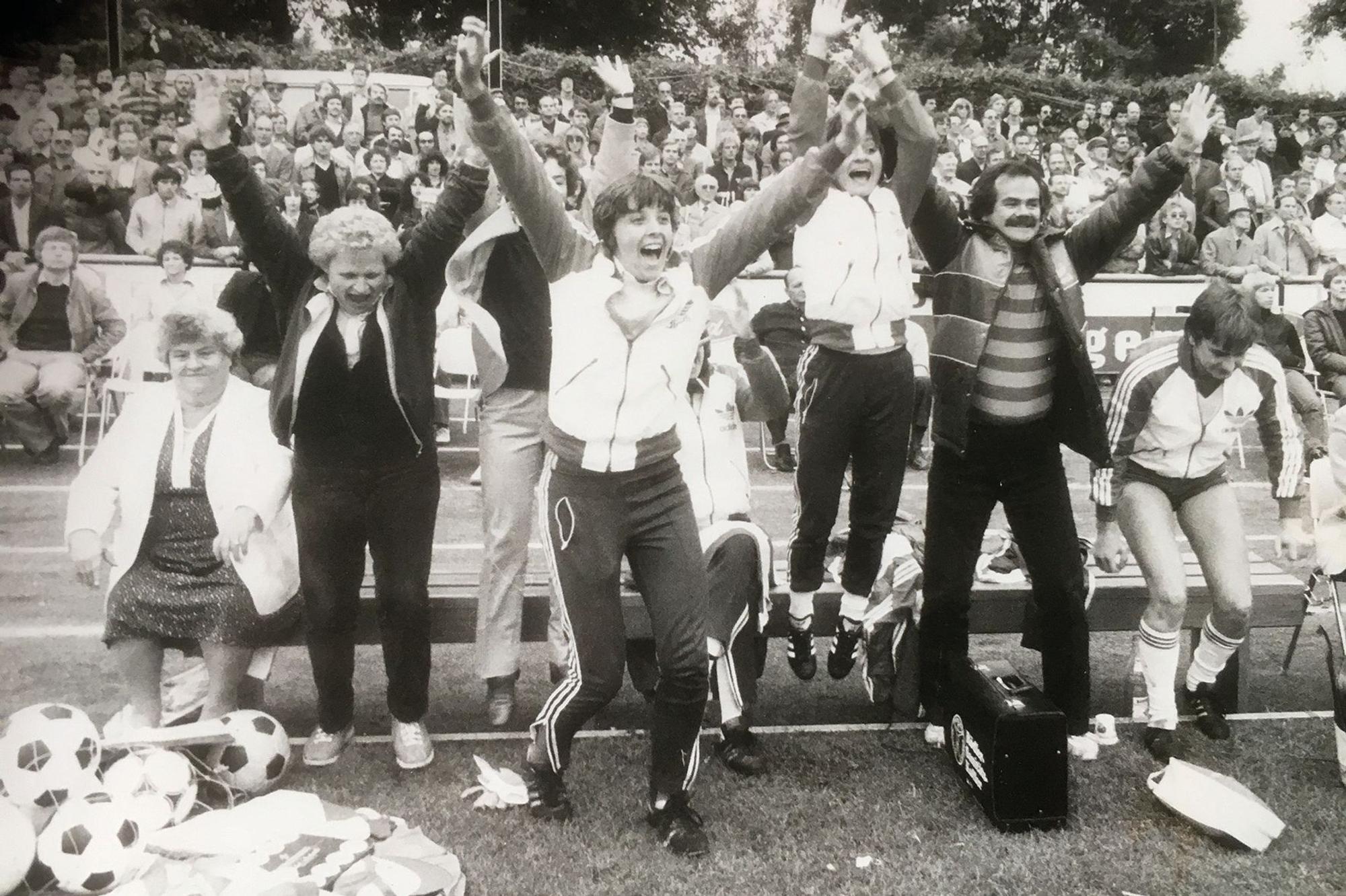 Großer Jubel auf der Bank der SSG 09 nach dem Titelgewinn bei der inoffiziellen Frauenfußball-Weltmeisterschaft im Oktober 1981 in Taipeh.