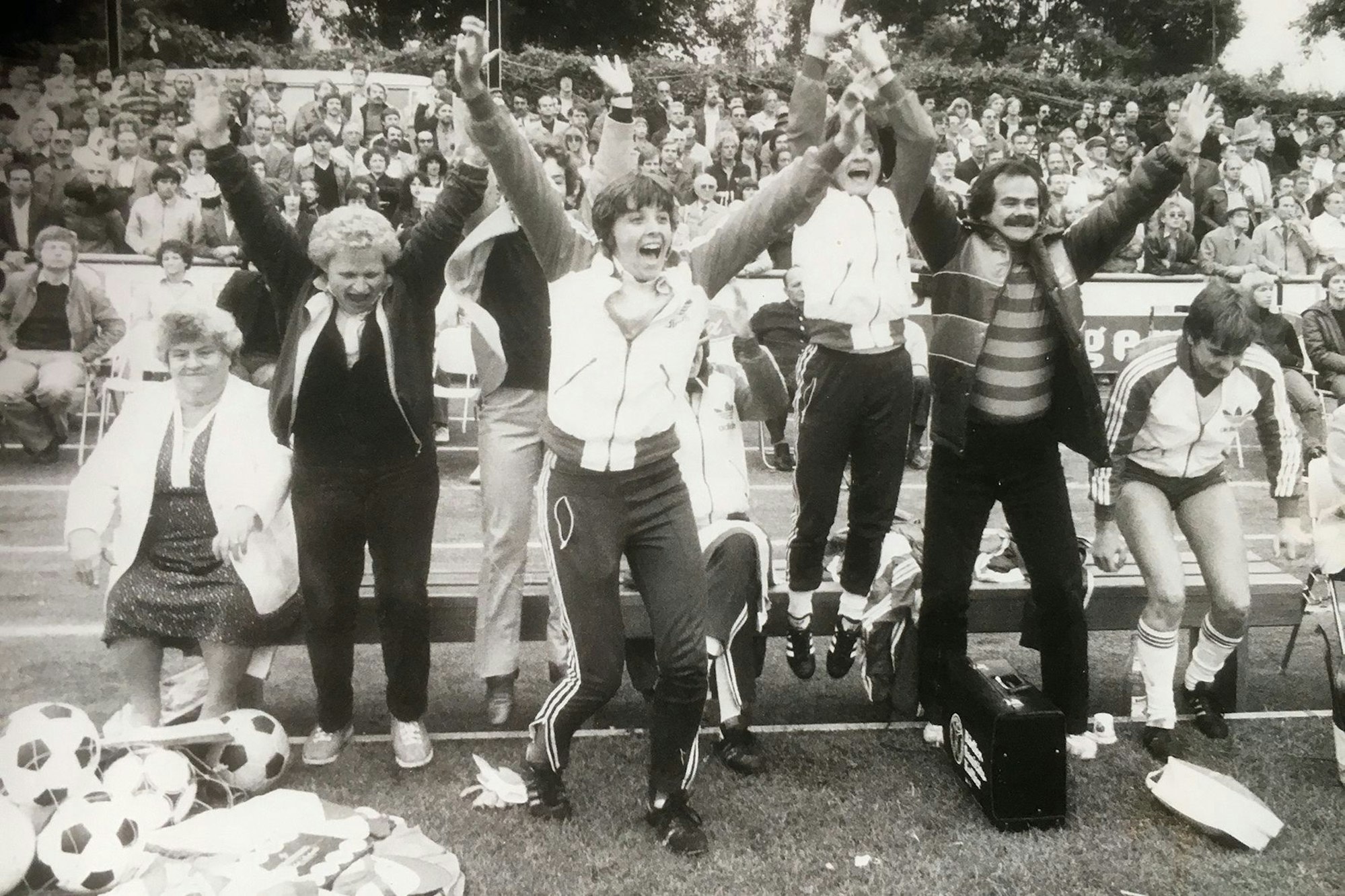Großer Jubel auf der Bank der SSG 09 nach dem Titelgewinn bei der inoffiziellen Frauenfußball-Weltmeisterschaft im Oktober 1981 in Taipeh.