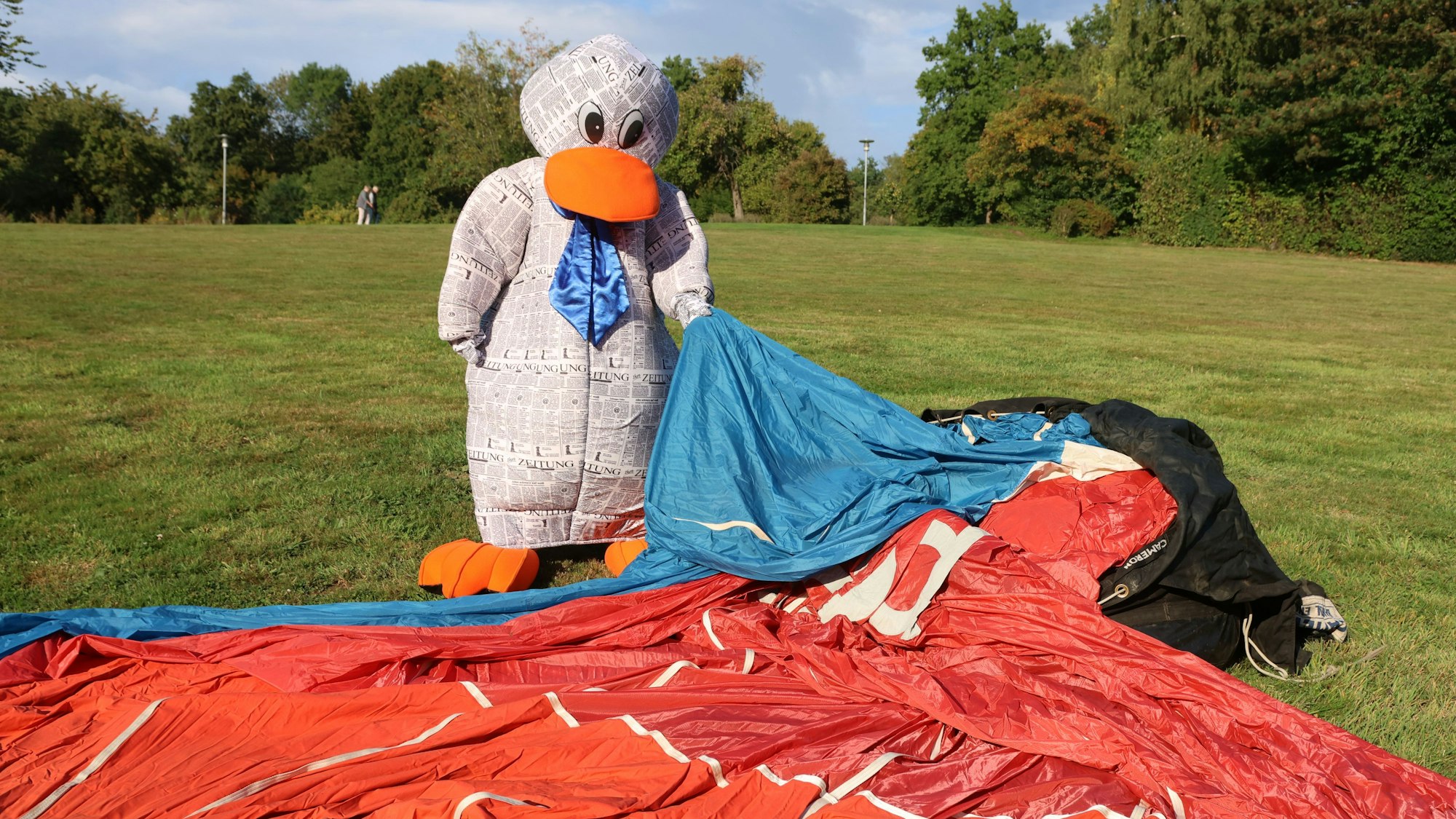 Paula Print breitet die Ballonhülle aus.