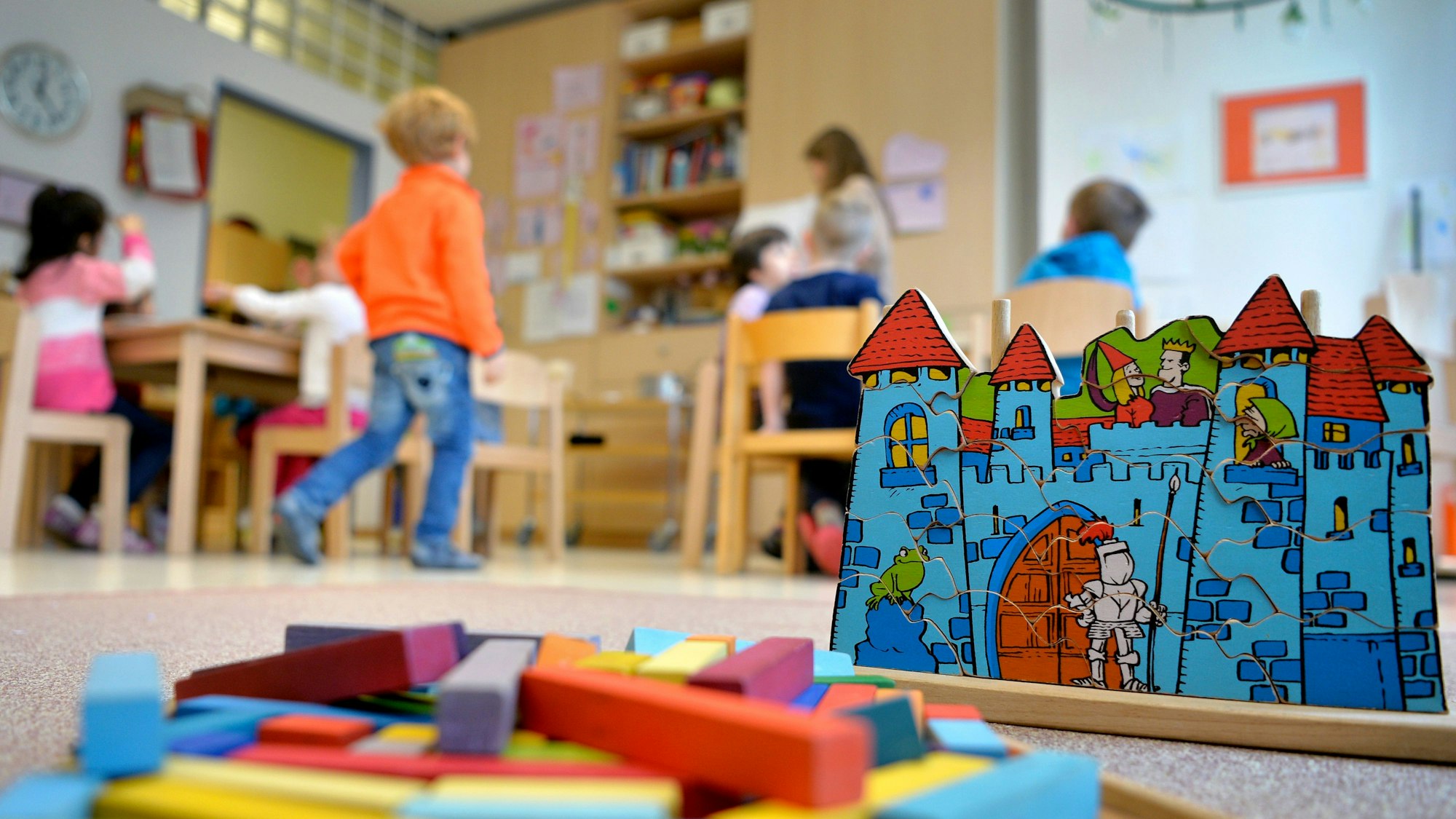 Spielzeug liegt in einer Kindertagesstätte auf dem Boden. (Symbolbild)