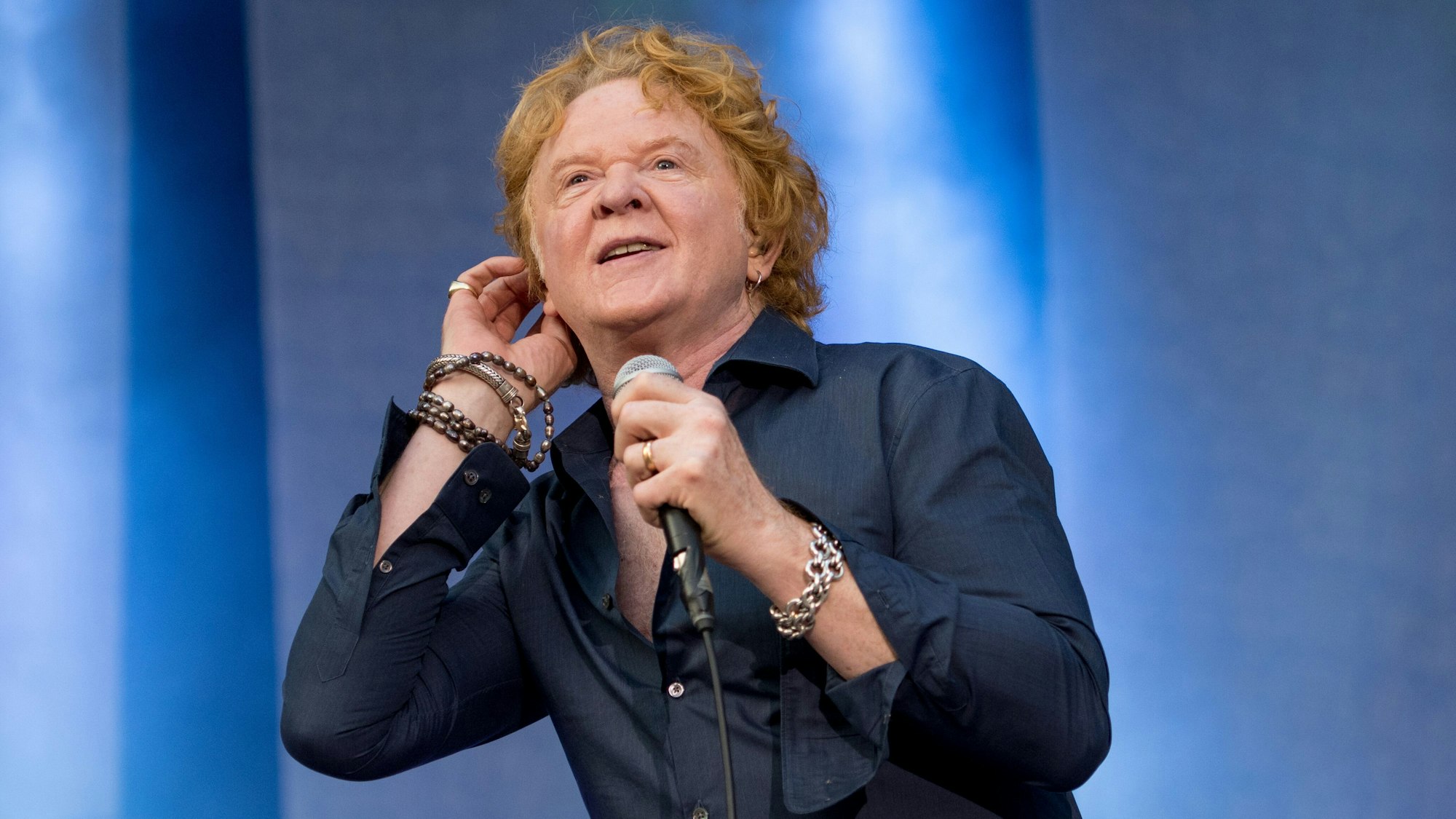 Michael «Mick» Hucknall, Sänger und Gründer der britischen Band Simply Red, steht auf der Bühne