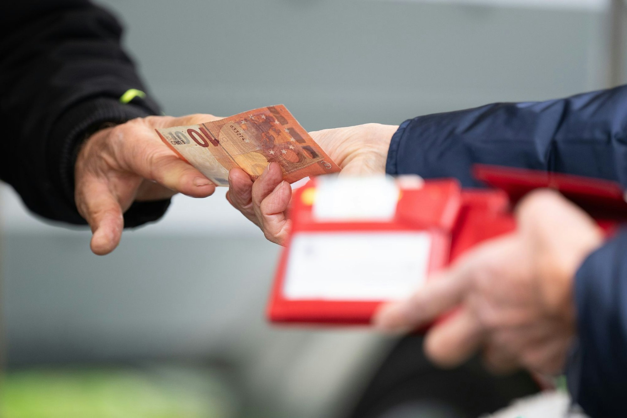 Je höher die Inflationsrate, umso geringer die Kaufkraft der Menschen: Sie können sich für einen Euro dann weniger leisten.