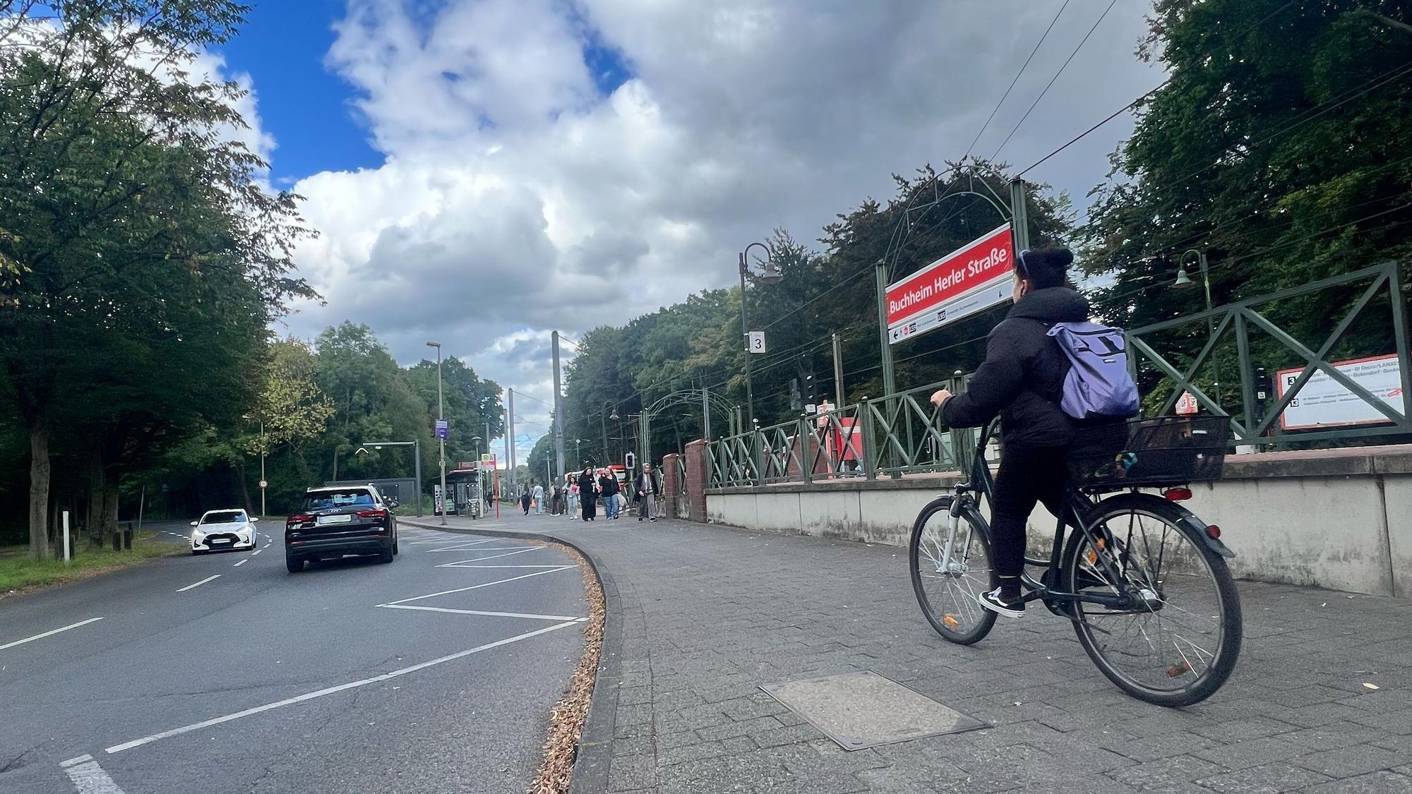Auch am Elisabeth-Schäfer-Weg an der Haltestelle "Buchheim Herler Straße" sieht die Politik Handlungsbedarf.