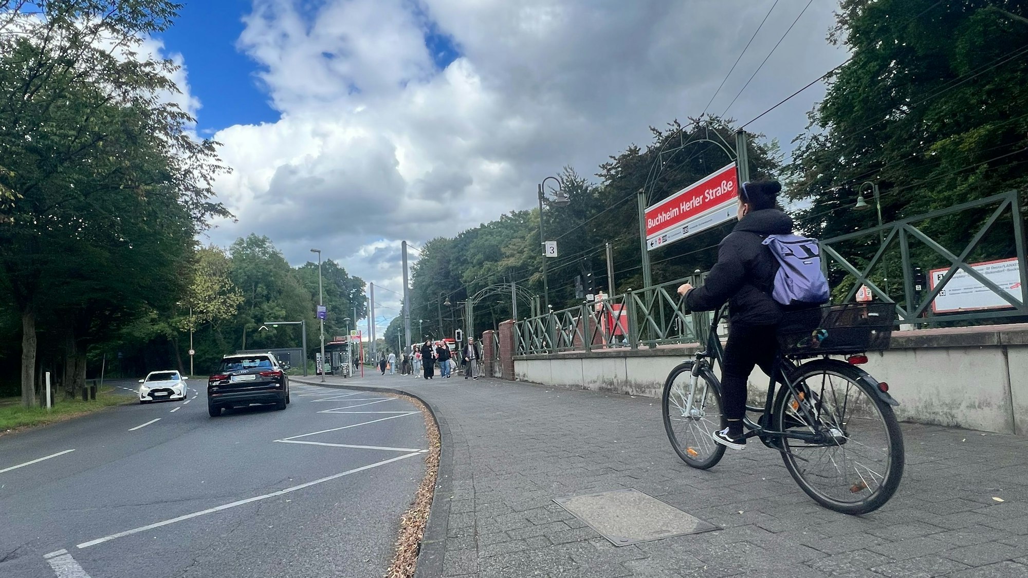 Auch am Elisabeth-Schäfer-Weg an der Haltestelle "Buchheim Herler Straße" sieht die Politik Handlungsbedarf.