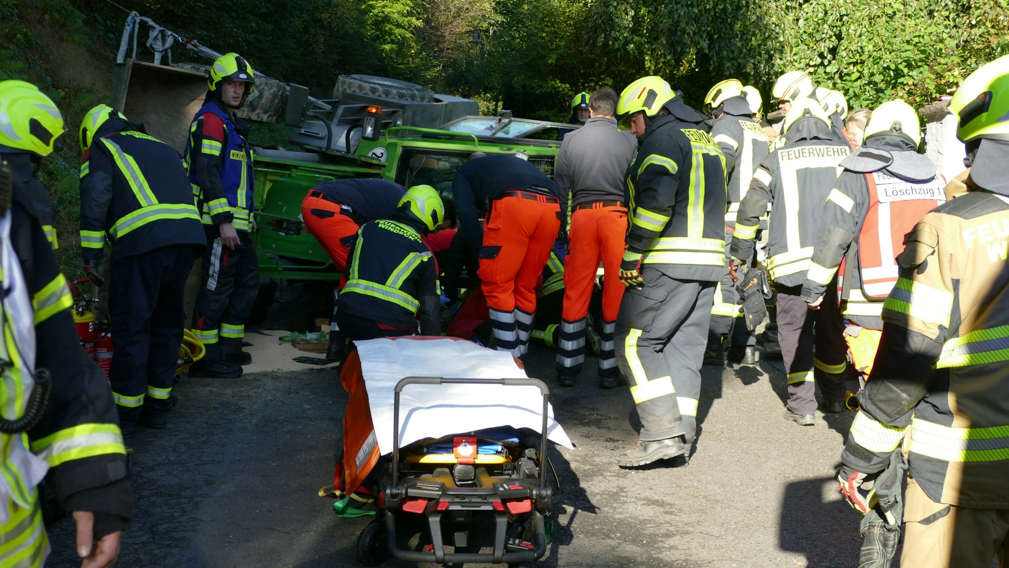 Feuerwehrleute befreiten den in Windeck unter dem Radlader eingeklemmten Fahrer.