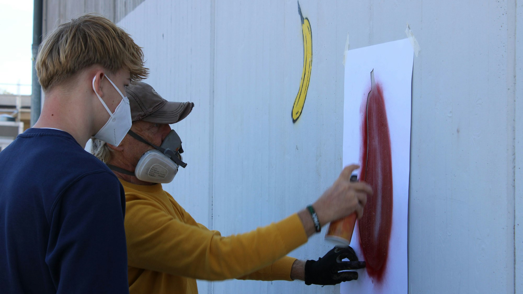 An der Troisdorfer Gertrud-Koch-Gesamtschule lernen Jugendliche Sprayen mit dem Kölner "Bananensprayer" Thomas Baumgärtel.
