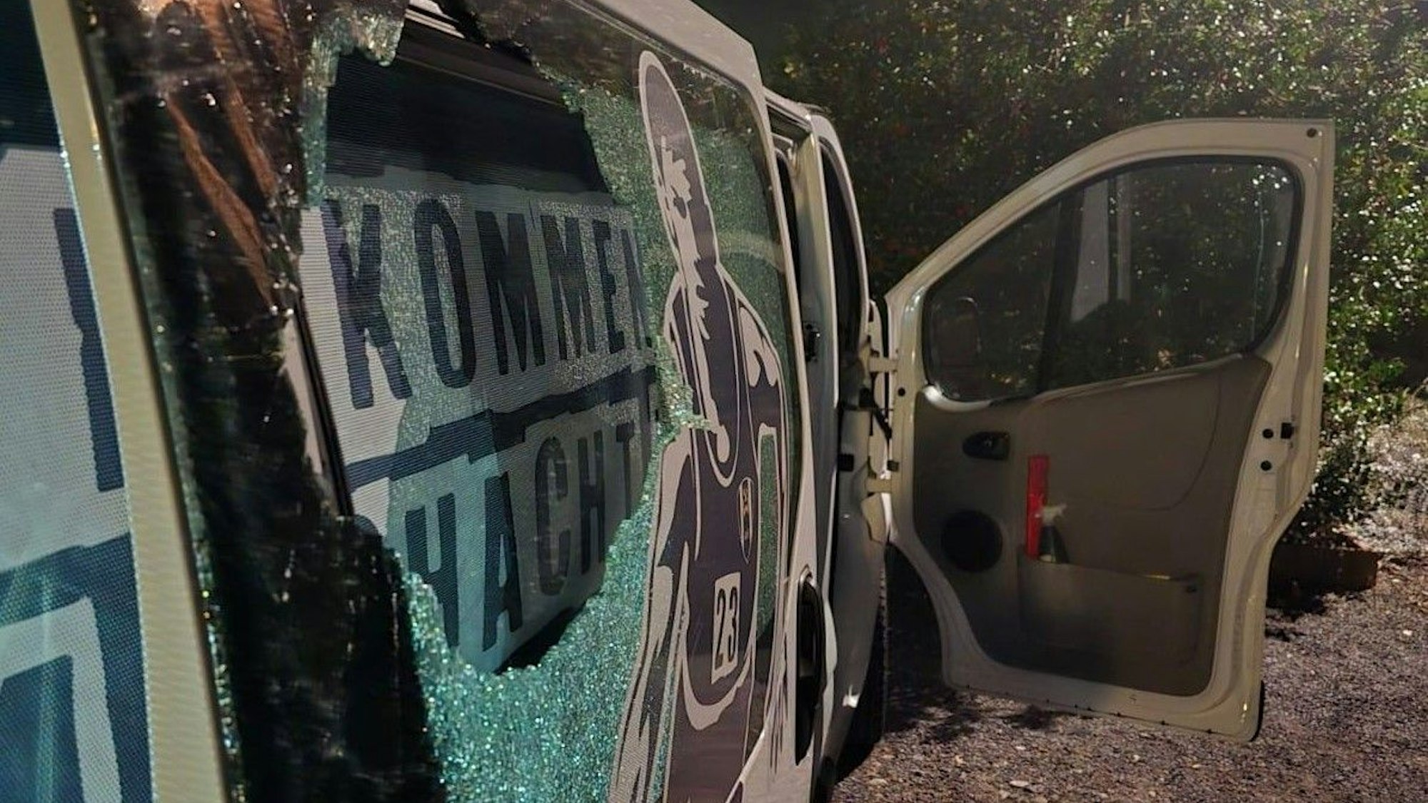 Der Fan-Bus von Erzgebirge Aue wurde bei dem Angriff in Aachen schwer beschädigt.