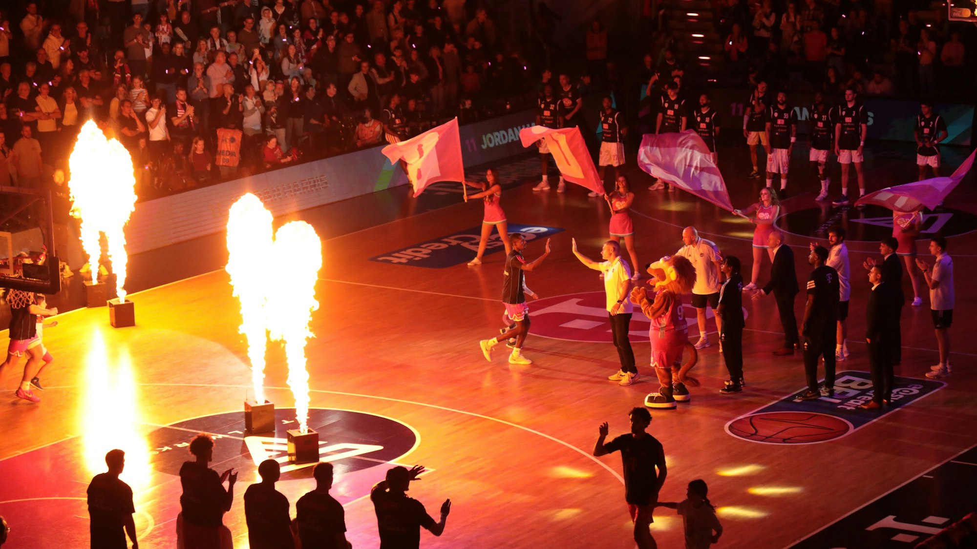 Feurig ging es zum Auftakt der Bundesliga im Telekom Dome her, die Baskets liefen jedoch nicht heiß.