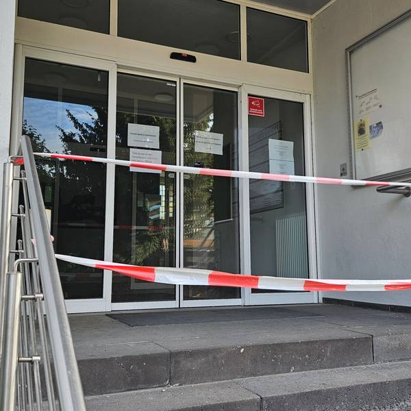 Zu sehen ist der mit Flatterband gesperrte Eingang des einstigen Krankenhauses in Bedburg.