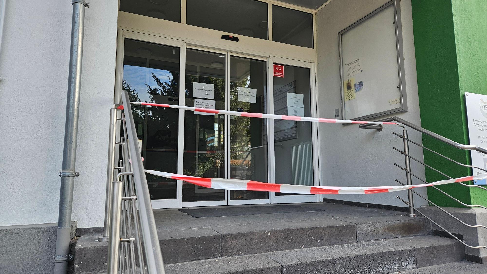 Zu sehen ist der mit Flatterband gesperrte Eingang des einstigen Krankenhauses in Bedburg.