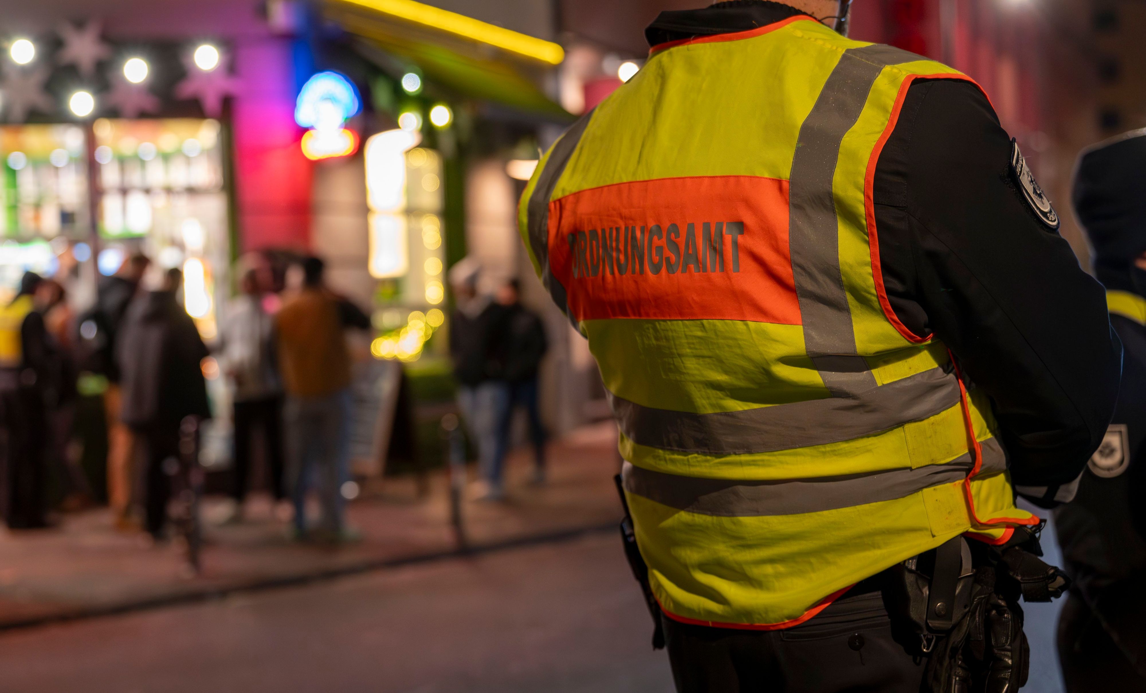 Bisher fehlt eine rechtliche Grundlage in Deutschland, mit der die Polizei gegen sexualisierte Belästigung im öffentlichen Raum vorgehen kann. Die Kölner Politik will das über die Stadtordnung ändern. (Symbolbild)