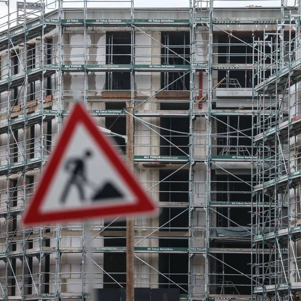 Gerüste stehen auf der Baustelle für ein Wohngebäude.