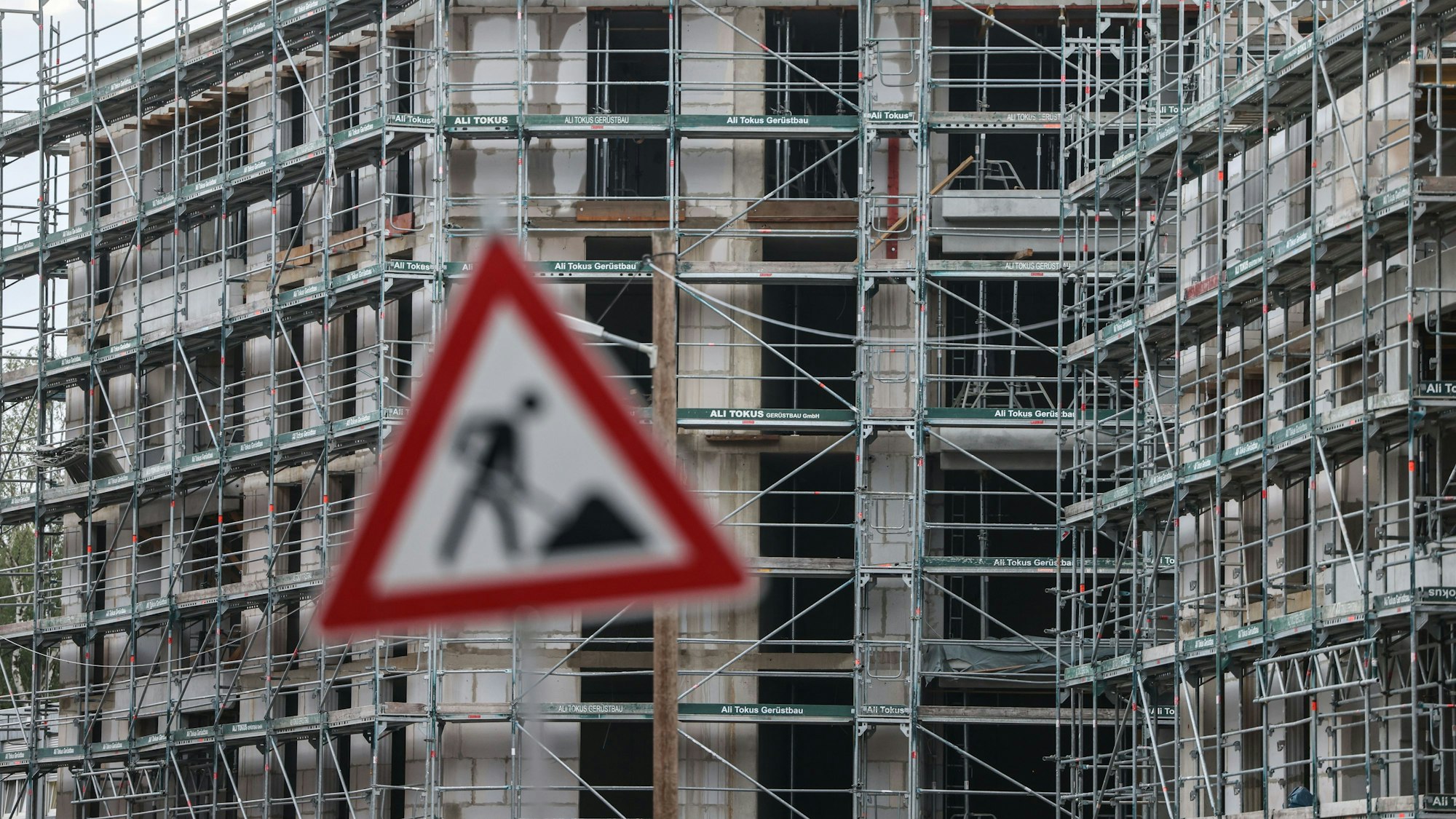 Gerüste stehen auf der Baustelle für ein Wohngebäude.