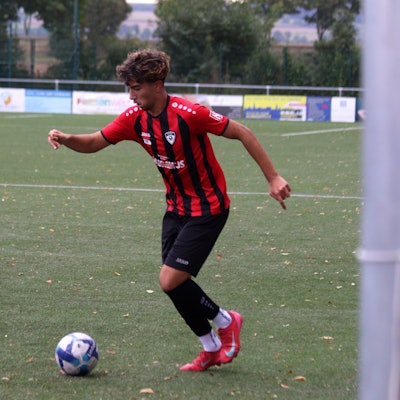 Erft-01-Spieler Miran Cengiz hat an der Außenlinie den Ball.