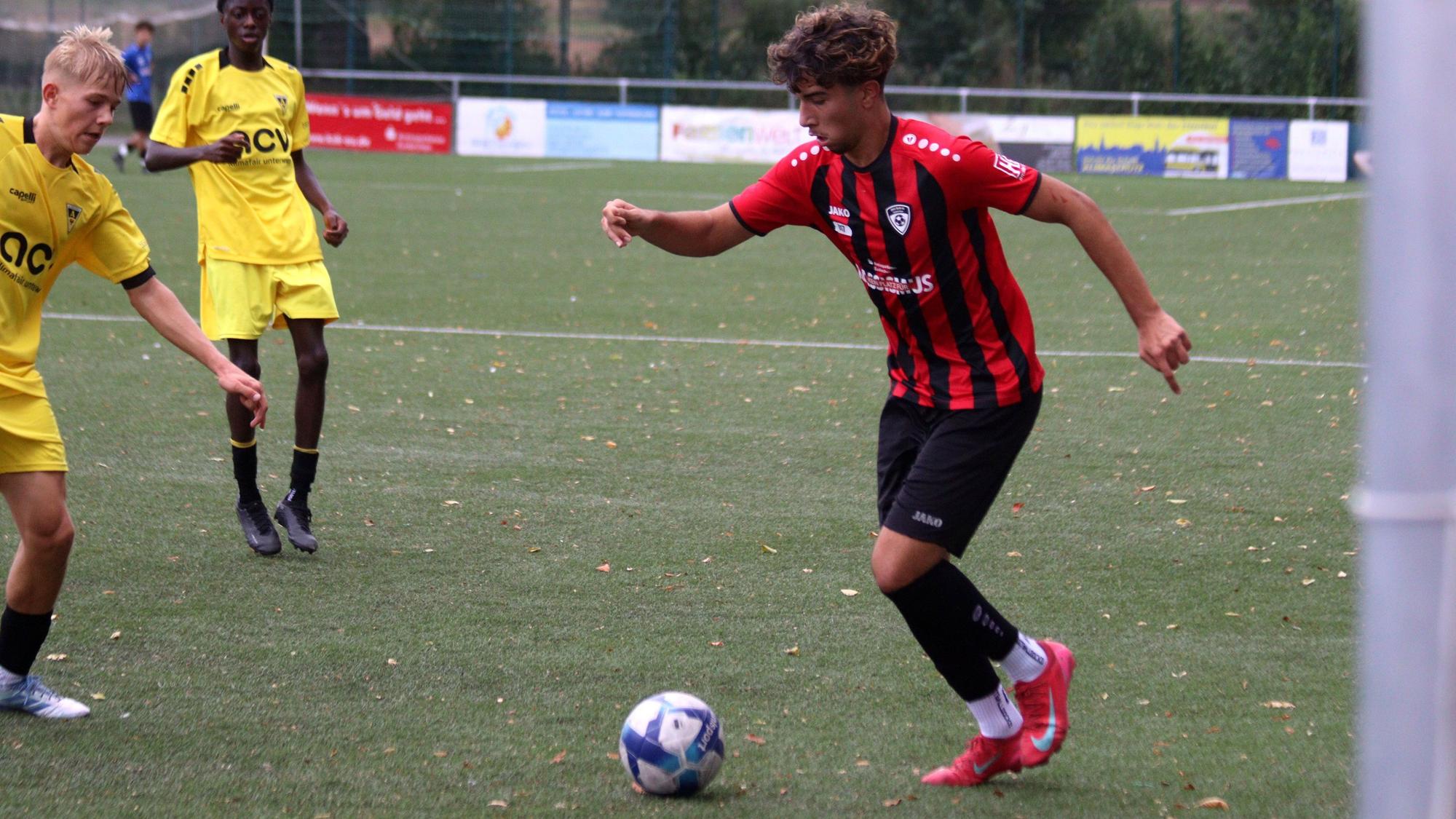 Miran Cengiz von der JSG Erft 01 Euskirchen führt an der Außenlinie den Ball.