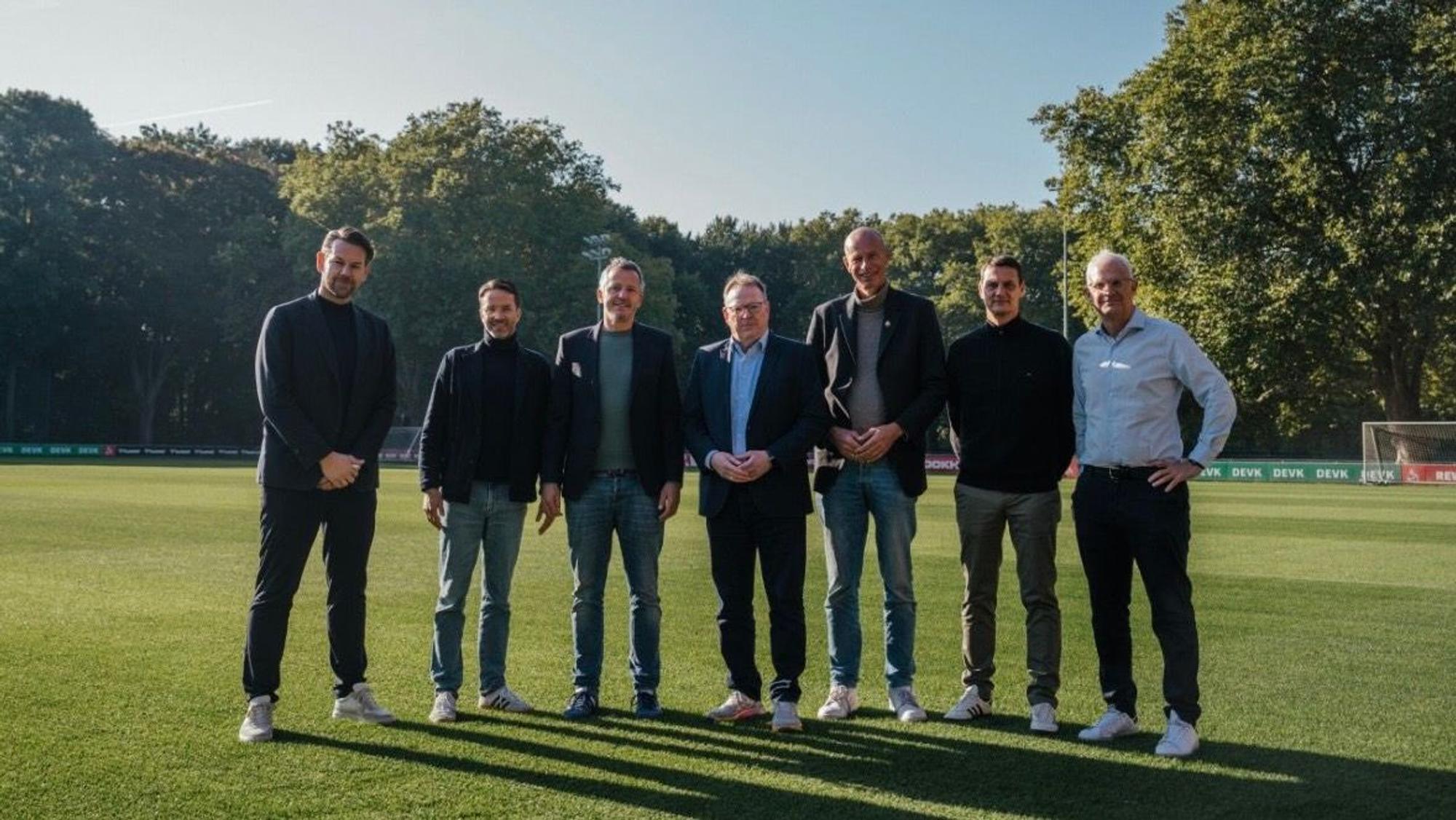 Ortstermin: Kölns neuer OB Torsten Burmester (Mitte) mit Geschäftsführung (l.) und neuem Vorstand (r.) des FC.