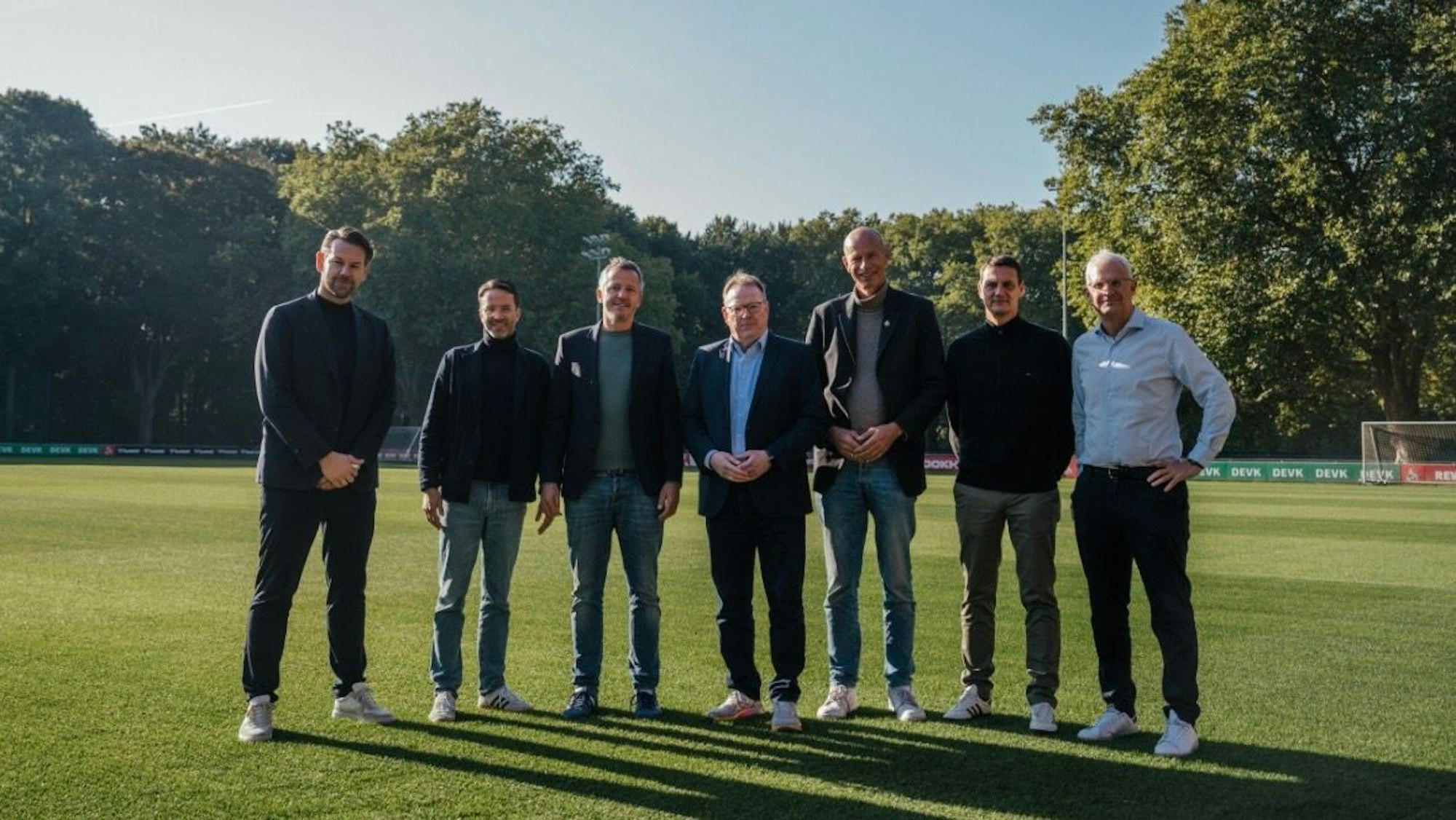 Ortstermin: Kölns neuer OB Torsten Burmester (Mitte) mit Geschäftsführung (l.) und neuem Vorstand (r.) des FC.