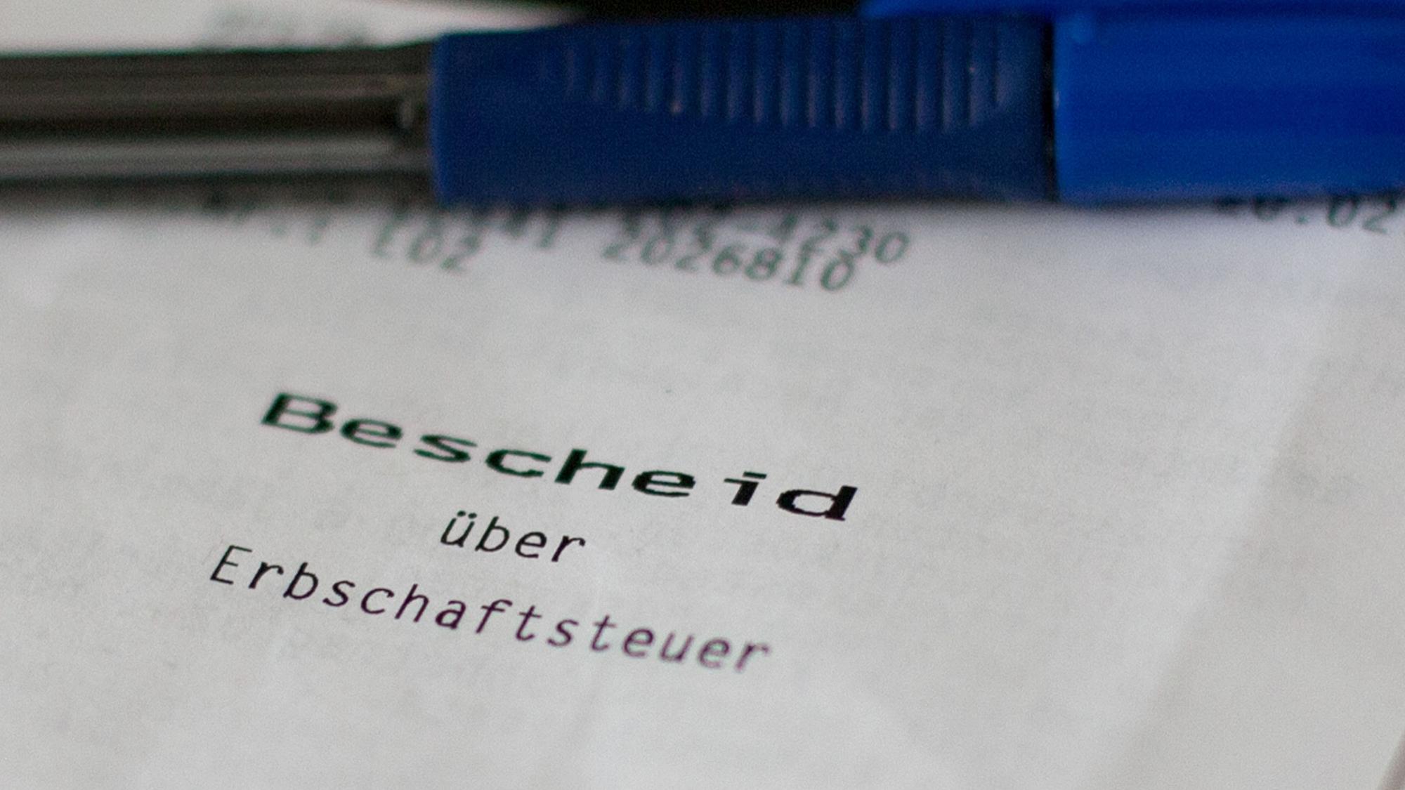 Ein Bescheid über die Erbschaftssteuer liegt auf einem Schreibtisch.