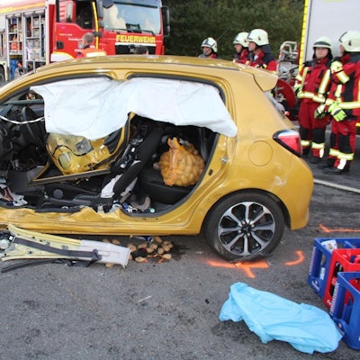Ein stark beschädigter Pkw der Unfallverursacherin steht auf der L 136 (Kölner Straße) bei Overath.