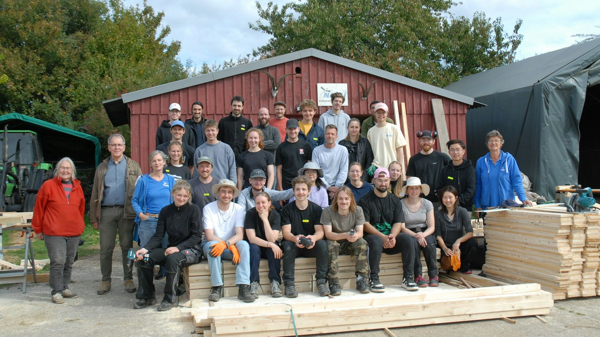 Das Bild zeigt eine Gruppe aus Männern und Frauen.