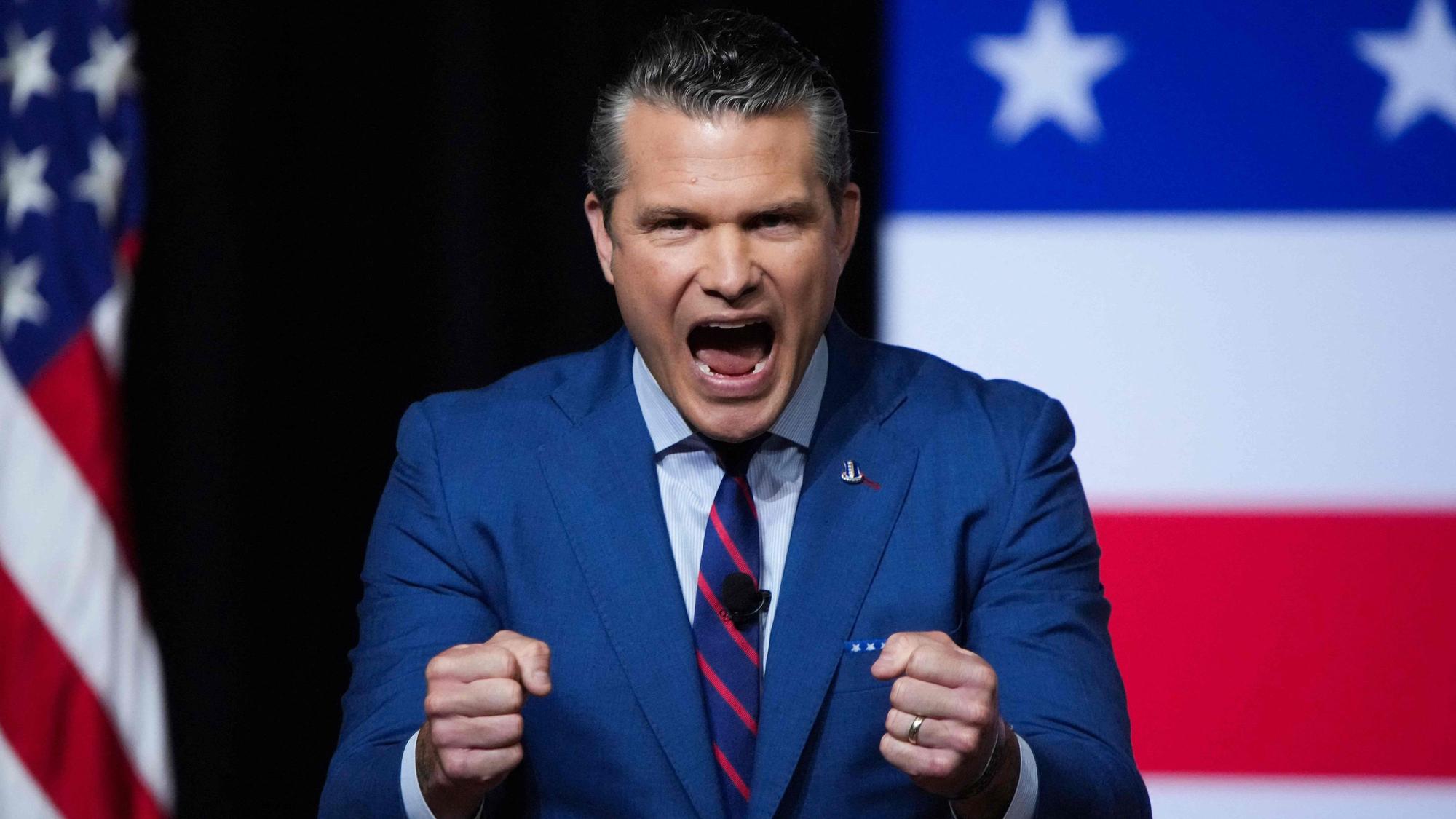 US-„Kriegsminister“ Pete Hegseth in Quantico auf der Bühne. (Archivbild)