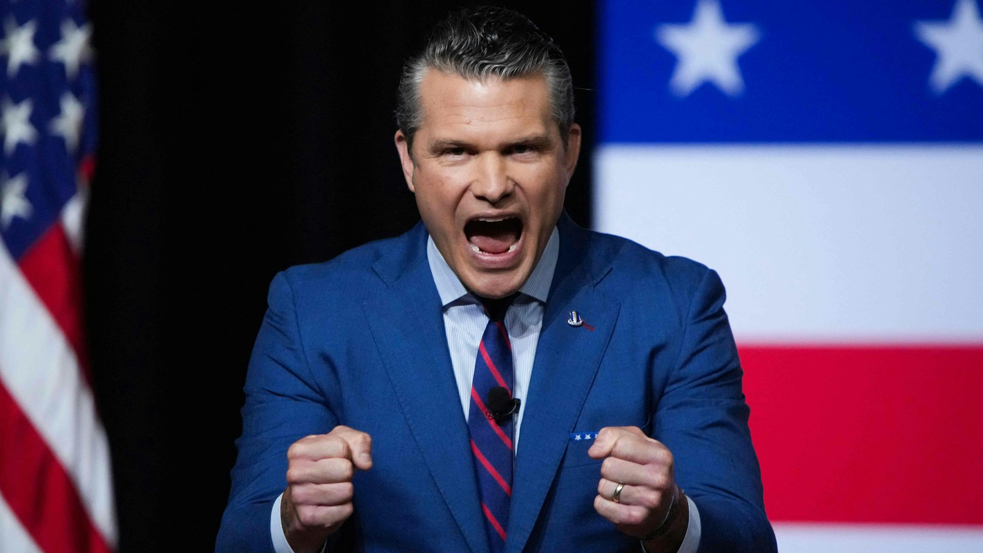 US-„Kriegsminister“ Pete Hegseth in Quantico auf der Bühne. (Archivbild)