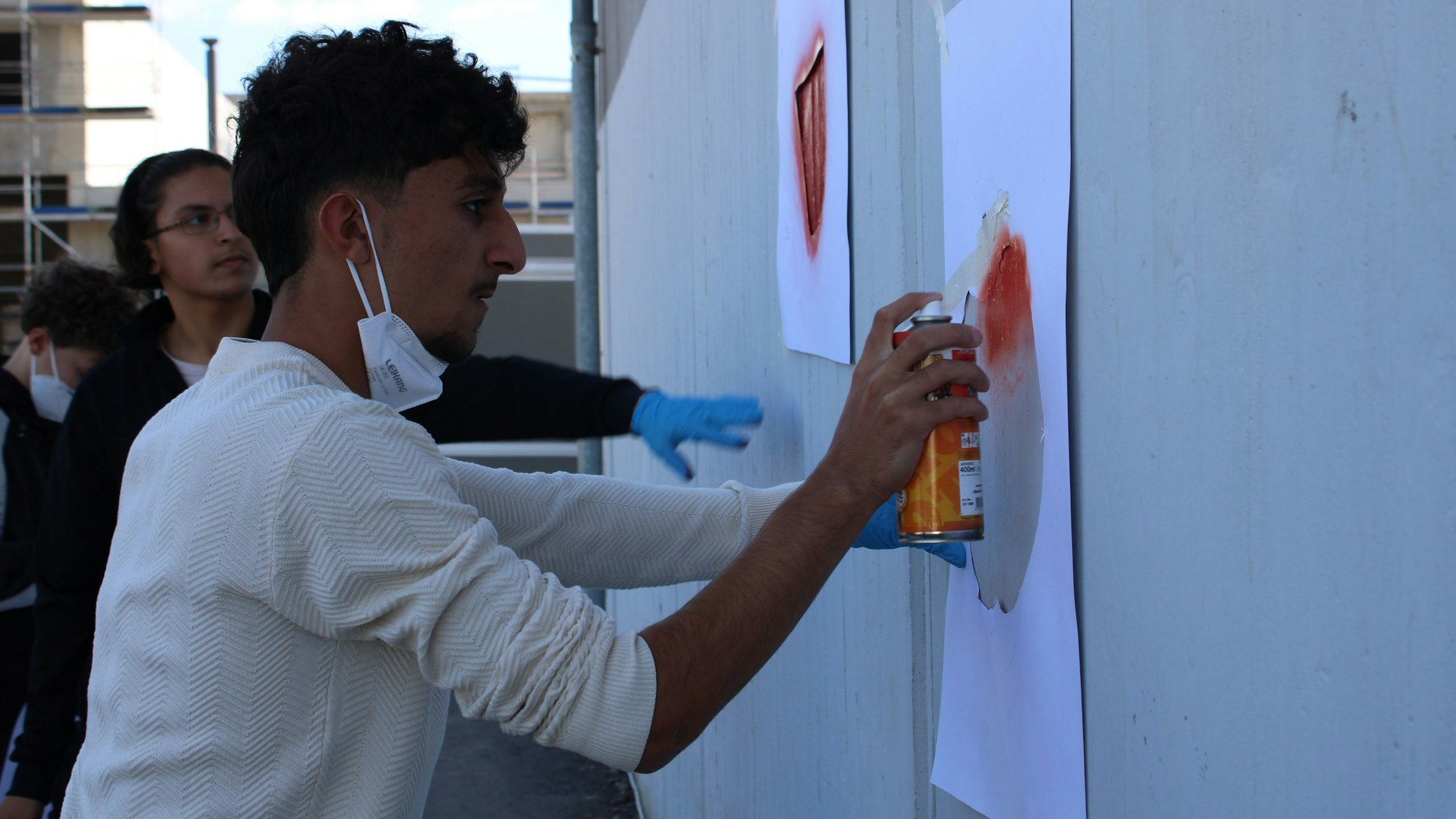 An der Troisdorfer Gertrud-Koch-Gesamtschule lernen Jugendliche Sprayen mit dem Kölner "Bananensprayer" Thomas Baumgärtel.