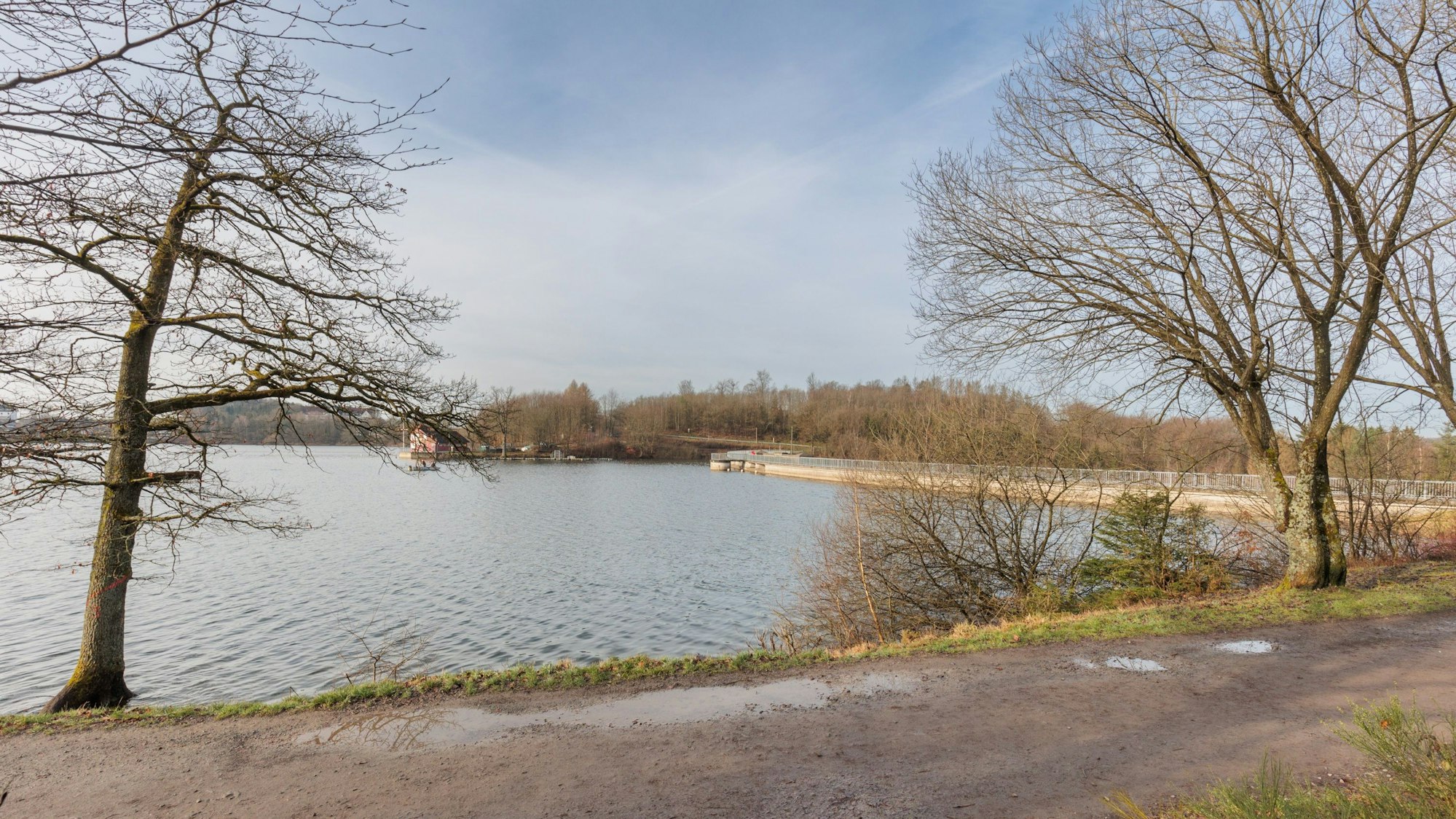 Das Ufer der Bruchertalsperre in Marienheide.