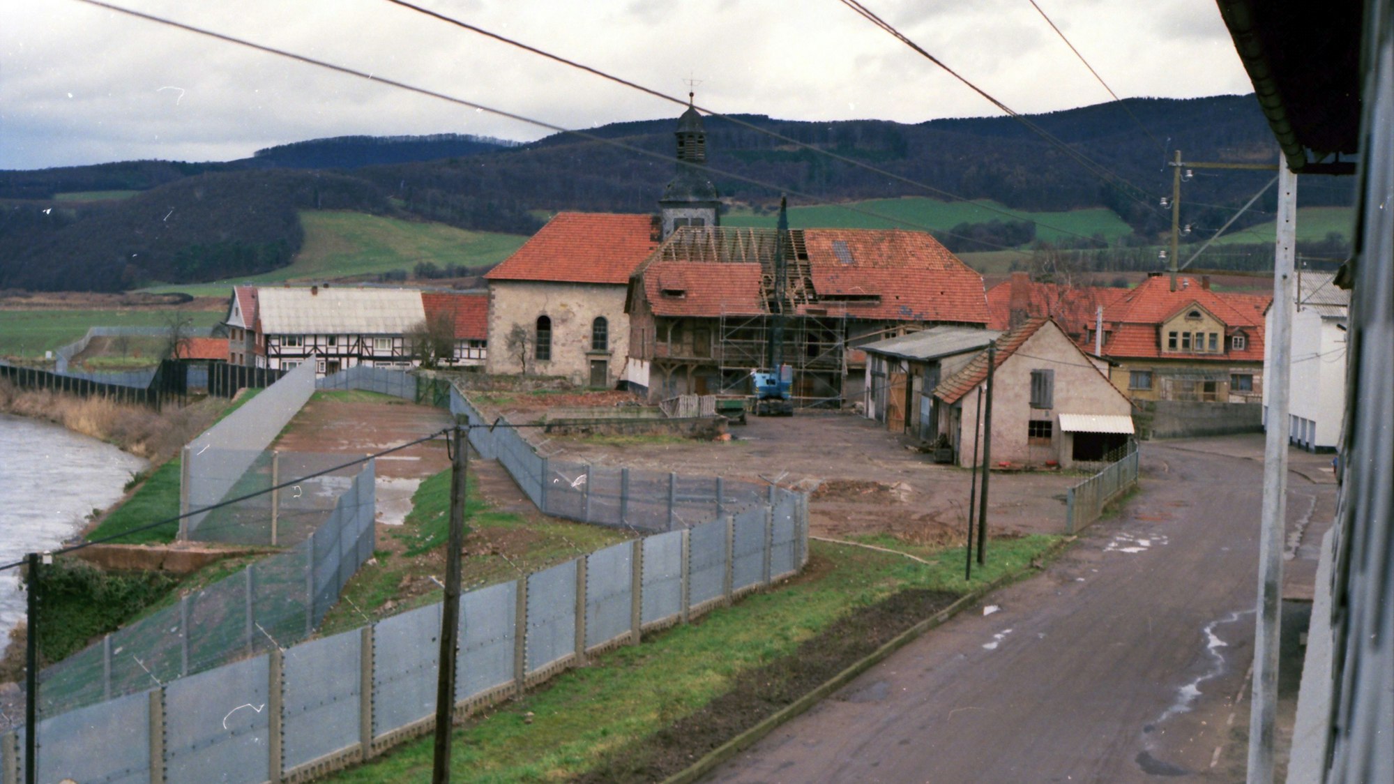 Die Grenze verlief bis 1989 direkt am Werraufer entlang, Häuser und Kirche drohten zu verfallen.