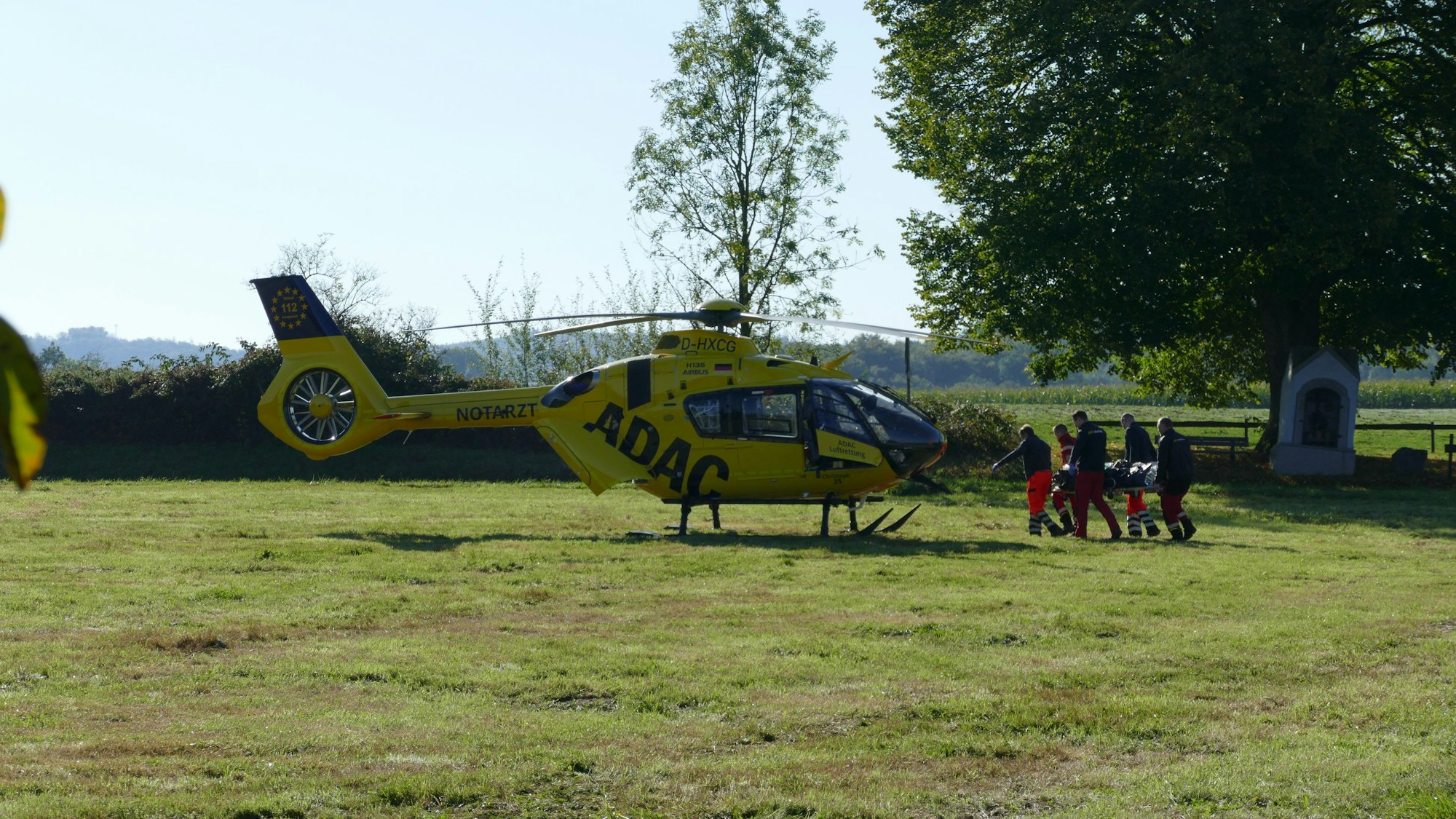 Mit dem Rettungshubschrauber wurde der Schwerverletzte in eine Klinik geflogen.