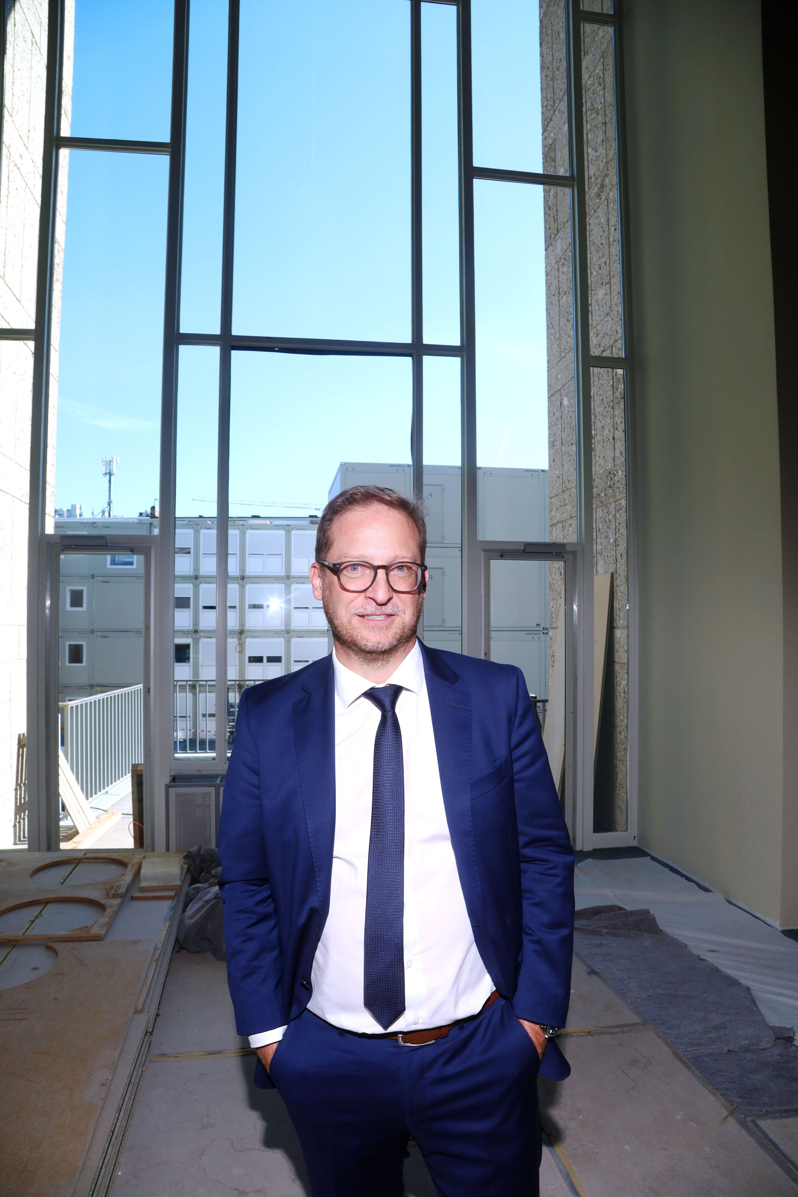 Projektleiter Jürgen Marc Volm in der Oper.
