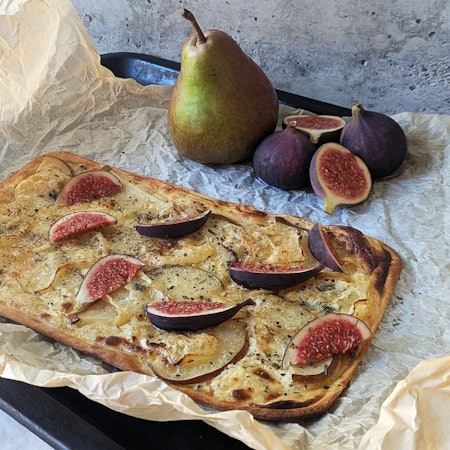 Teig belegen und ab damit in den Ofen! Schon 10 Minuten später steht der fertige Flammkuchen mit Senfcreme, Birnenscheiben und Gorgonzola auf dem Tisch.