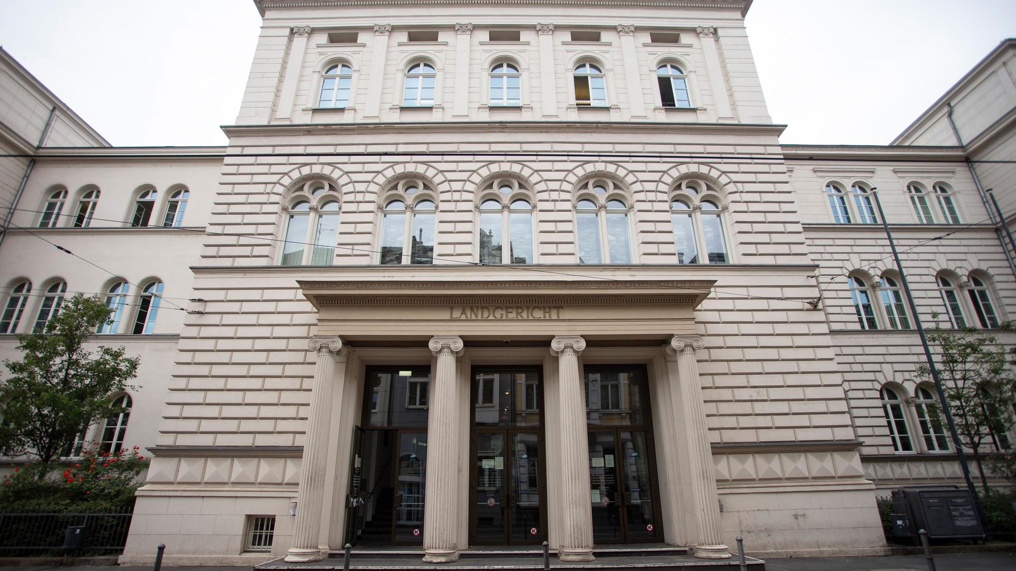 Das Bild zeigt die Fassade des Landgerichts in Bonn