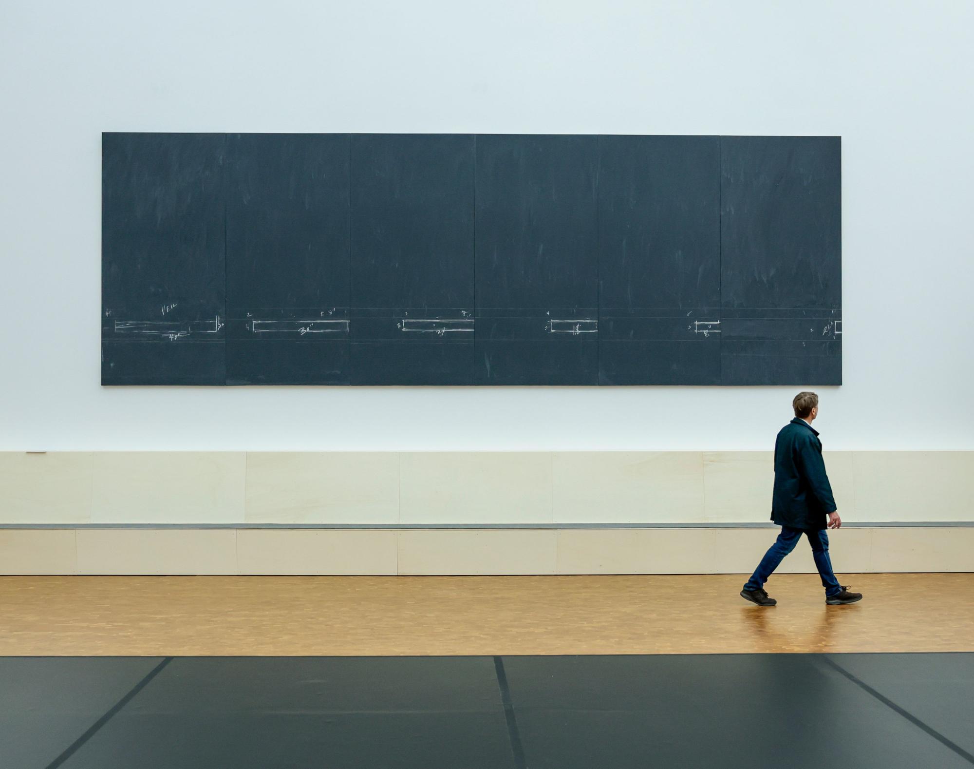 Ein Besucher geht bei einer Vorbesichtigung der Ausstellung „Fünf Freunde“ im Museum Ludwig an dem Gemälde von Cy Twombly mit dem Titel „Treatise on the Veil“ von 1968 vorbei.