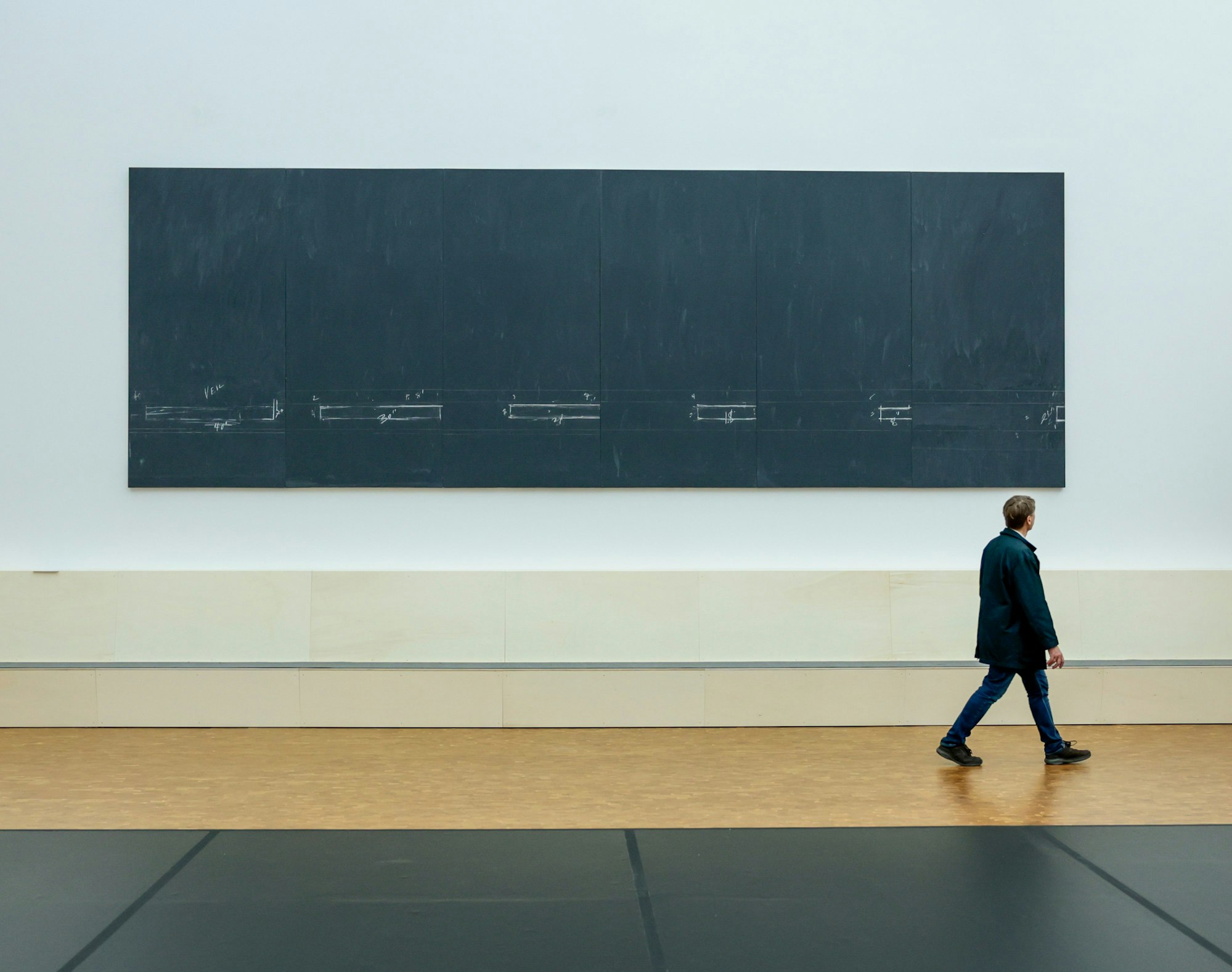 Ein Besucher geht bei einer Vorbesichtigung der Ausstellung „Fünf Freunde“ im Museum Ludwig an dem Gemälde von Cy Twombly mit dem Titel „Treatise on the Veil“ von 1968 vorbei.