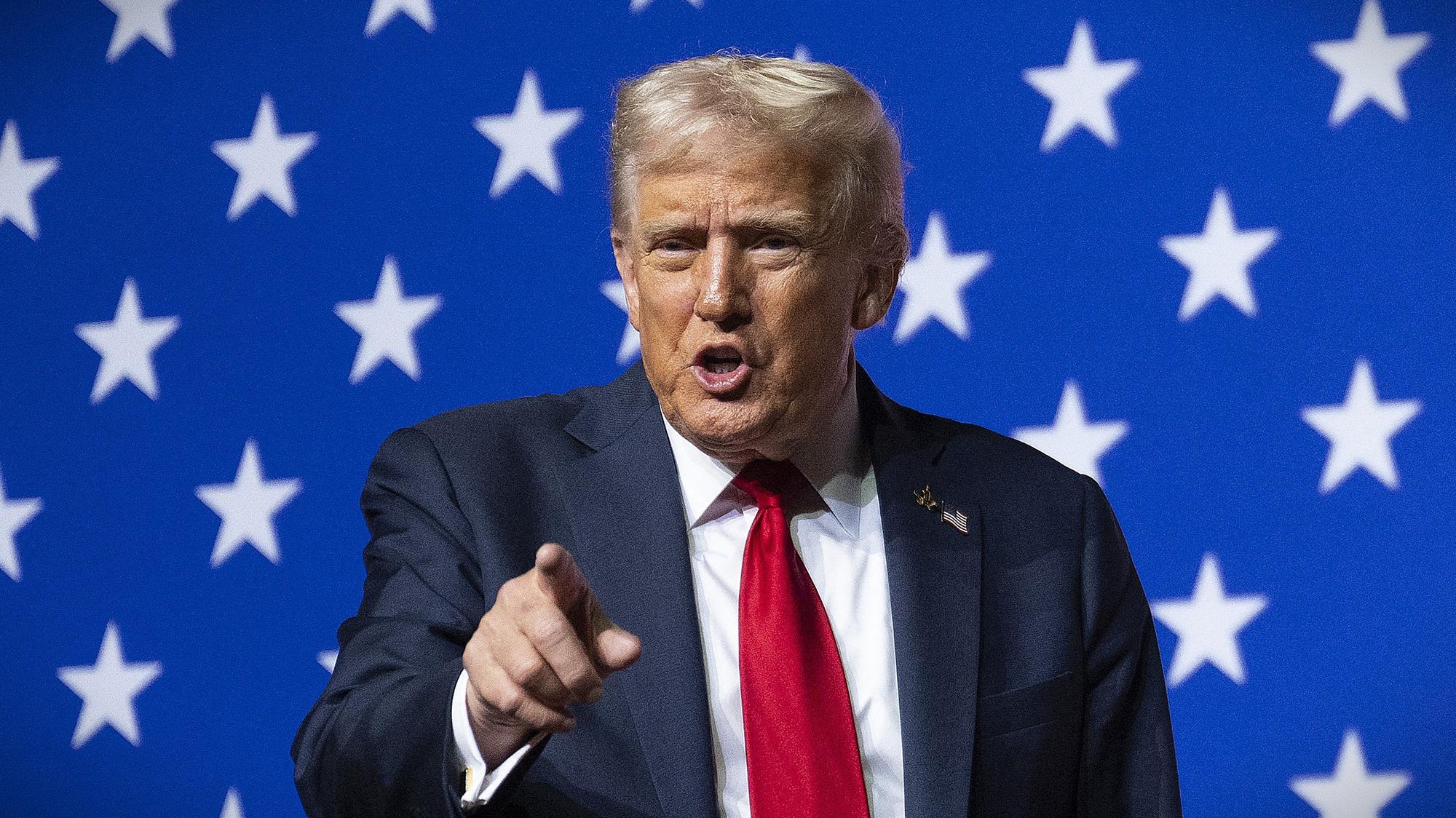 US-Präsident Donald Trump bei seiner Rede vor mehreren Hundert US-Generälen in Quantico. Demokraten äußern scharfe Kritik an dem Auftritt. (Archivbild)