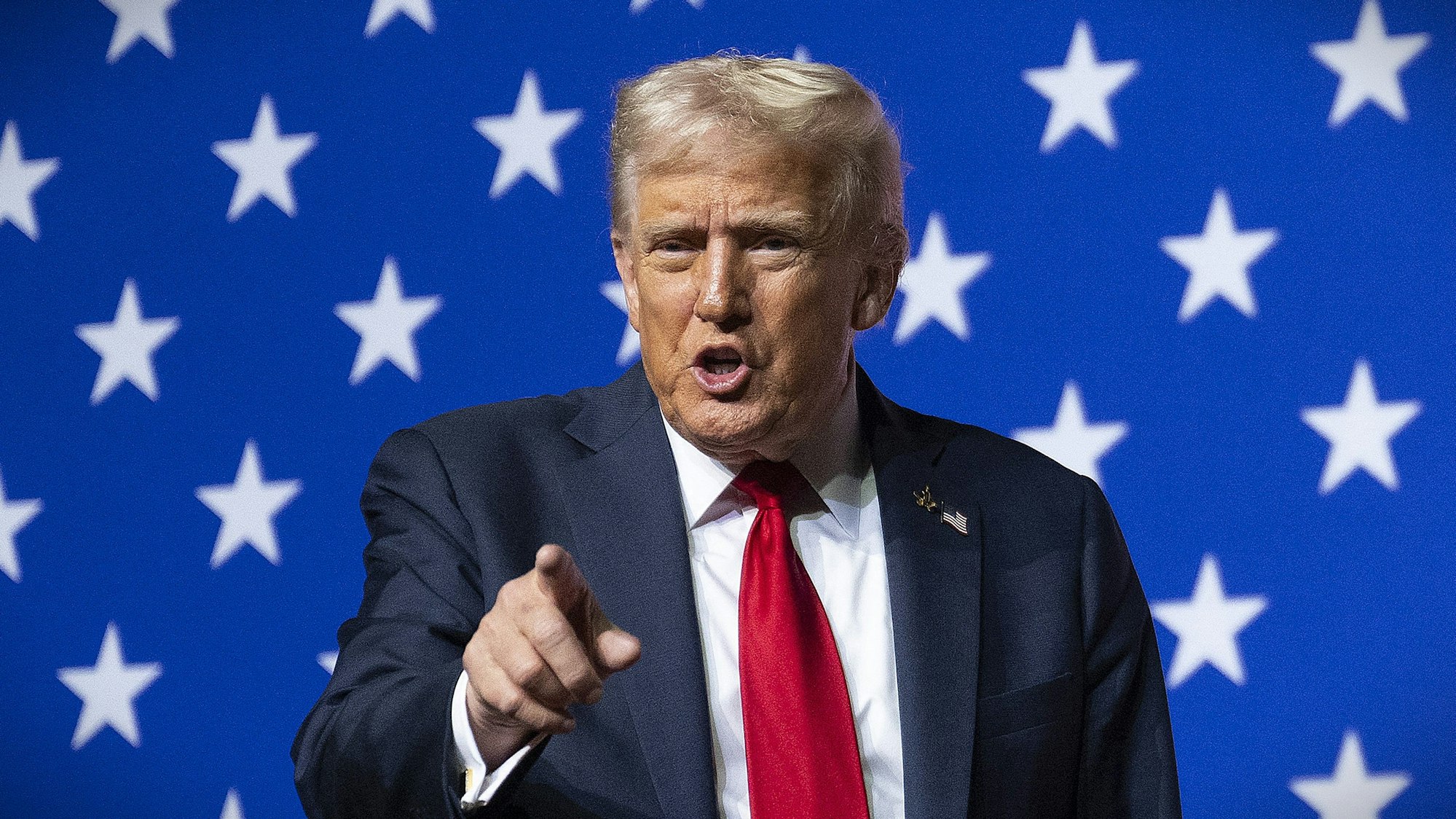 US-Präsident Donald Trump bei seiner Rede vor mehreren Hundert US-Generälen in Quantico. Demokraten äußern scharfe Kritik an dem Auftritt. (Archivbild)