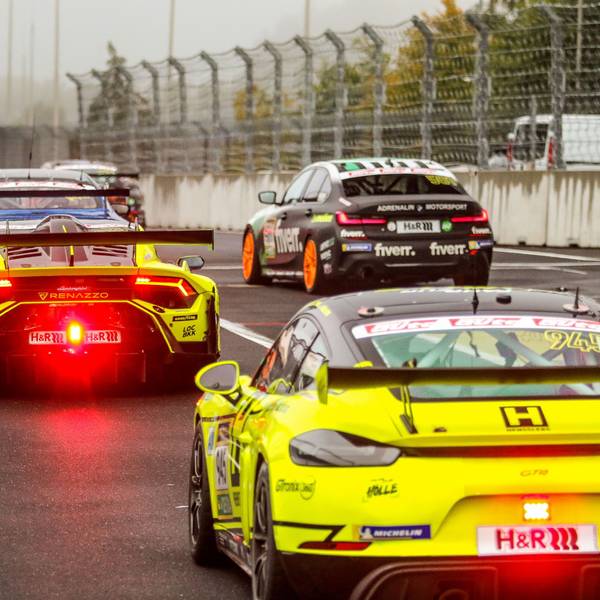 Die beiden Autos von Renazzo Motorsport, die vom Obergartzemer Betrieb McChip-DKR betrieben werden, fahren hintereinander: Vorne der Lamborghini, mit dem Sak Nana, Christoph Breuer und Danny Kubasik den Klassensieg herausfuhren, dahinter der Porsche, der in der Cup3-Klasse antrat.