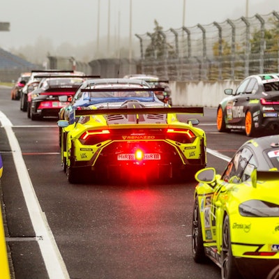 Die beiden Autos von Renazzo Motorsport, die vom Obergartzemer Betrieb McChip-DKR betrieben werden, fahren hintereinander: Vorne der Lamborghini, mit dem Sak Nana, Christoph Breuer und Danny Kubasik den Klassensieg herausfuhren, dahinter der Porsche, der in der Cup3-Klasse antrat.